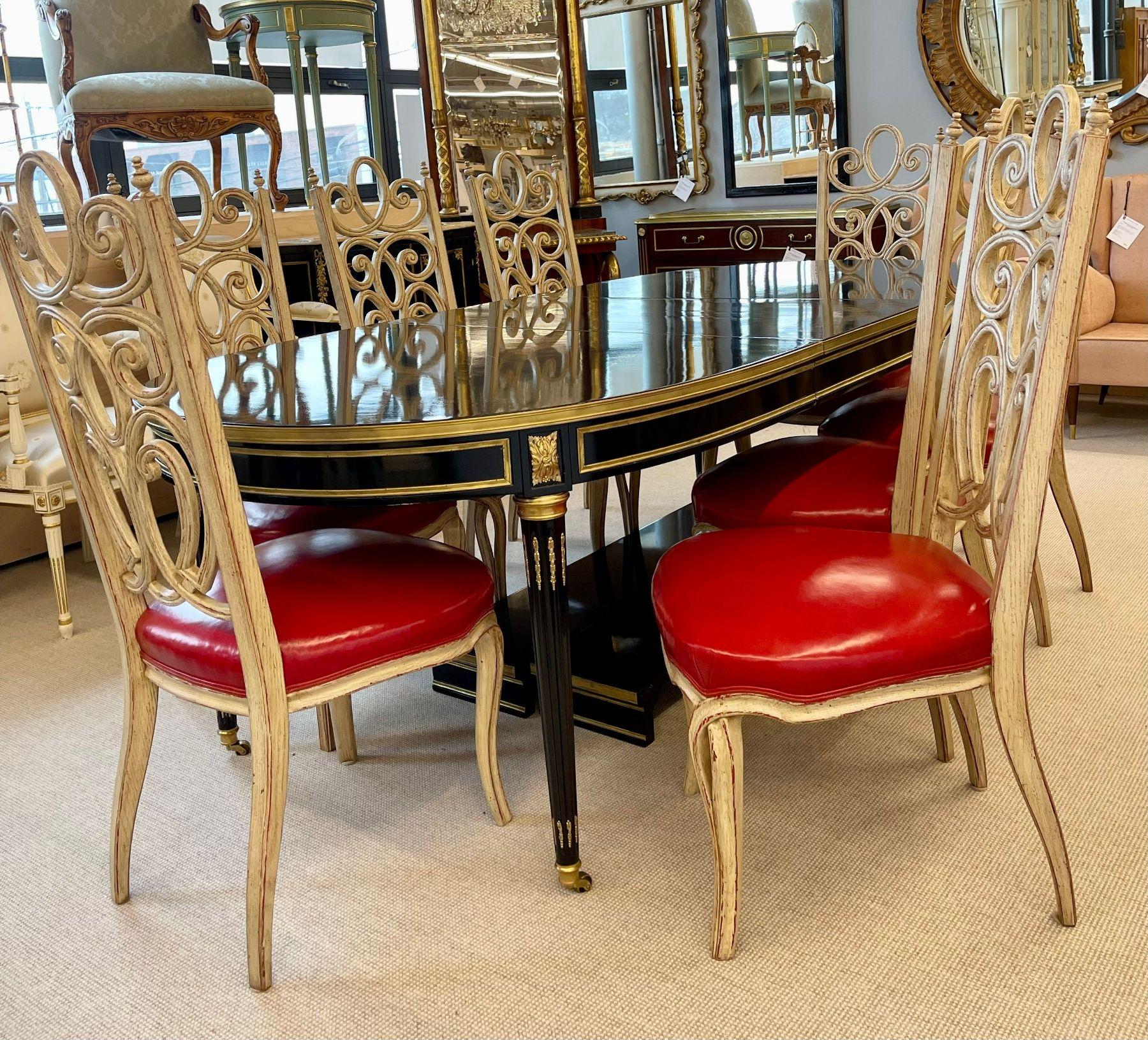 Juego de ocho sillas de comedor Louis Pistono envejecidas estilo Hollywood Regency en venta 14