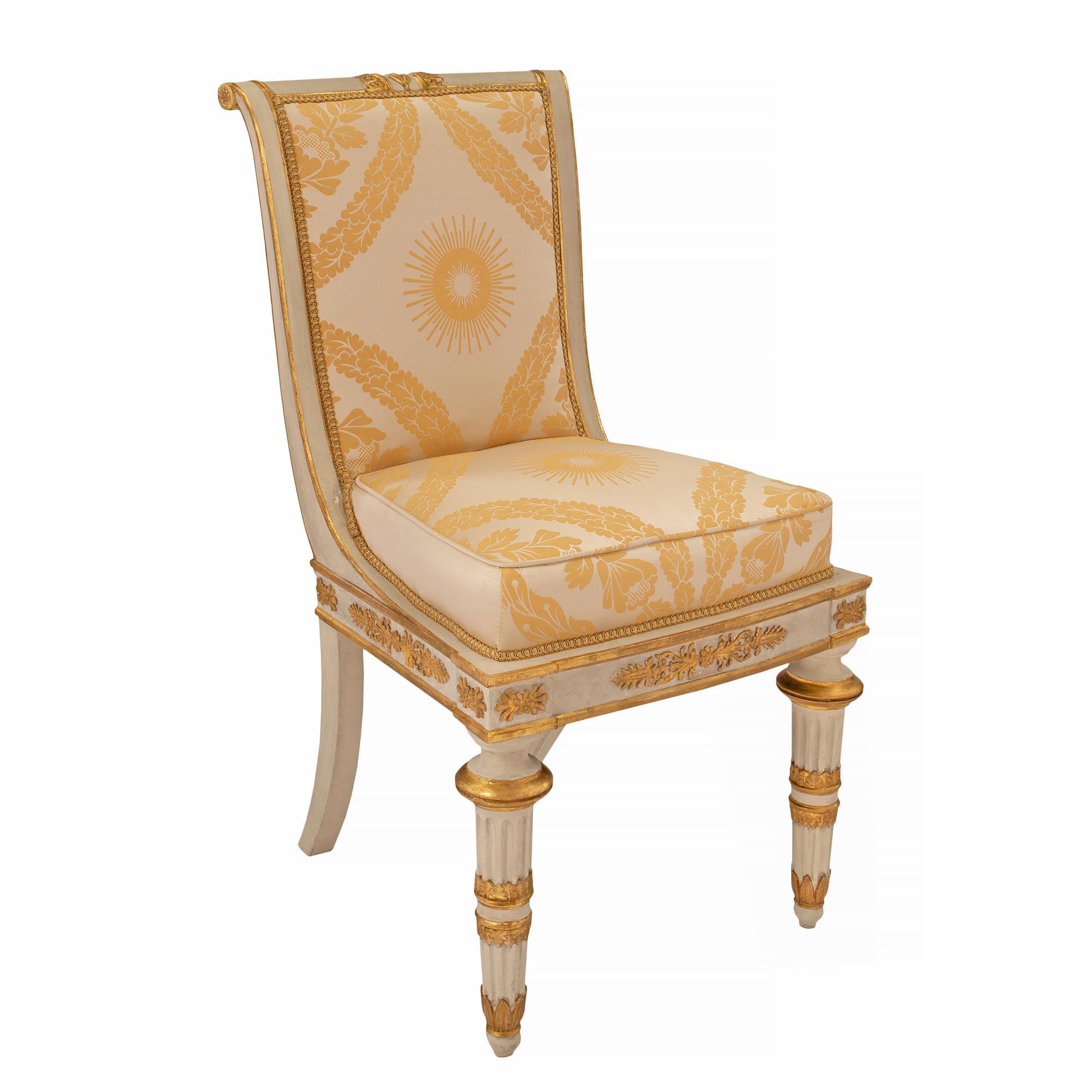 Satz von acht italienischen Esszimmerstühlen aus vergoldetem Holz im neoklassischen Stil des 19. Jahrhunderts (Neoklassisch) im Angebot