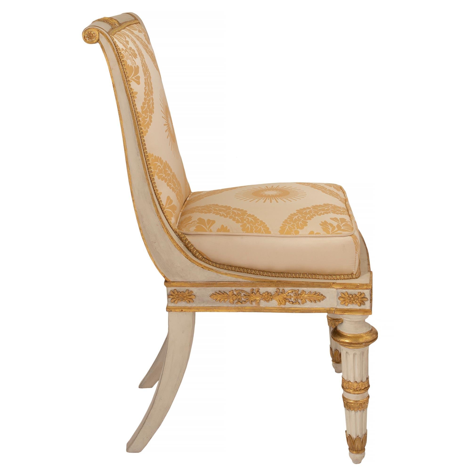 Satz von acht italienischen Esszimmerstühlen aus vergoldetem Holz im neoklassischen Stil des 19. Jahrhunderts (Italienisch) im Angebot