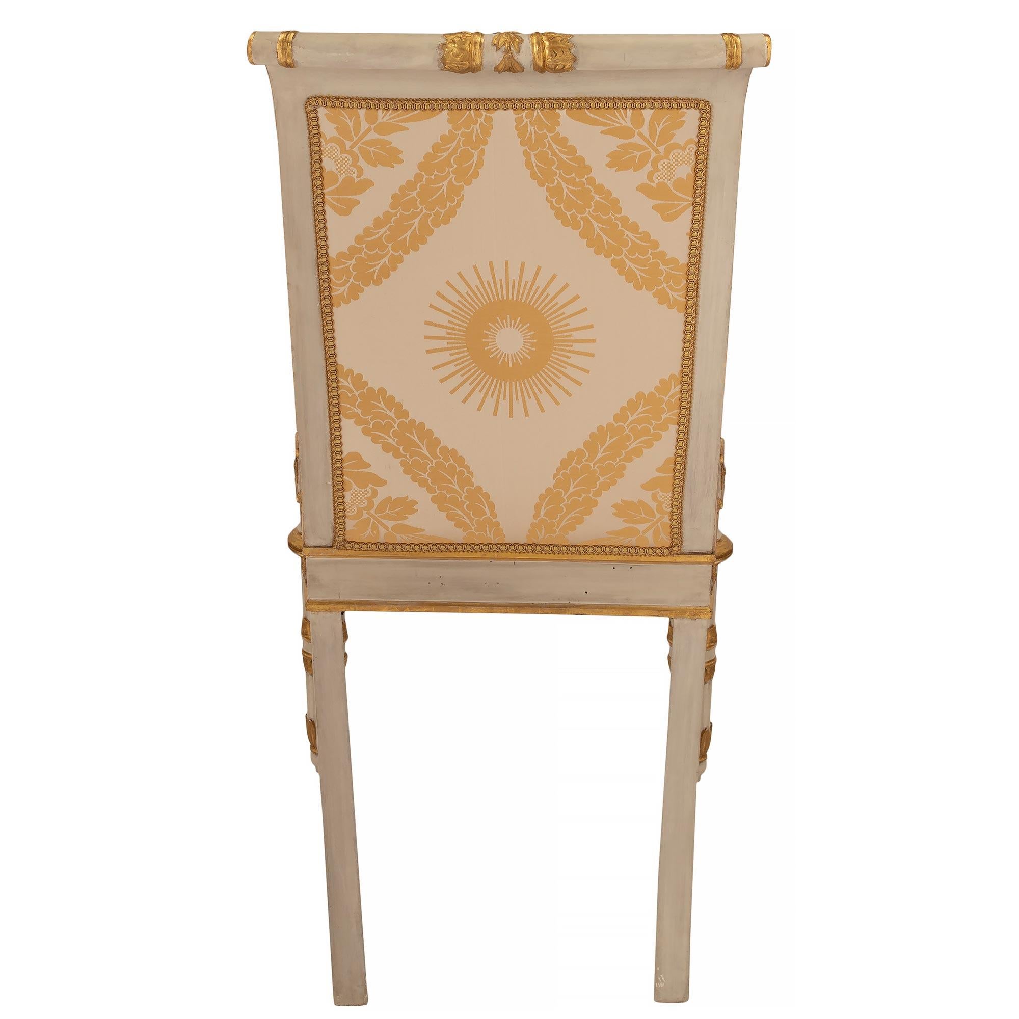 Satz von acht italienischen Esszimmerstühlen aus vergoldetem Holz im neoklassischen Stil des 19. Jahrhunderts (Patiniert) im Angebot