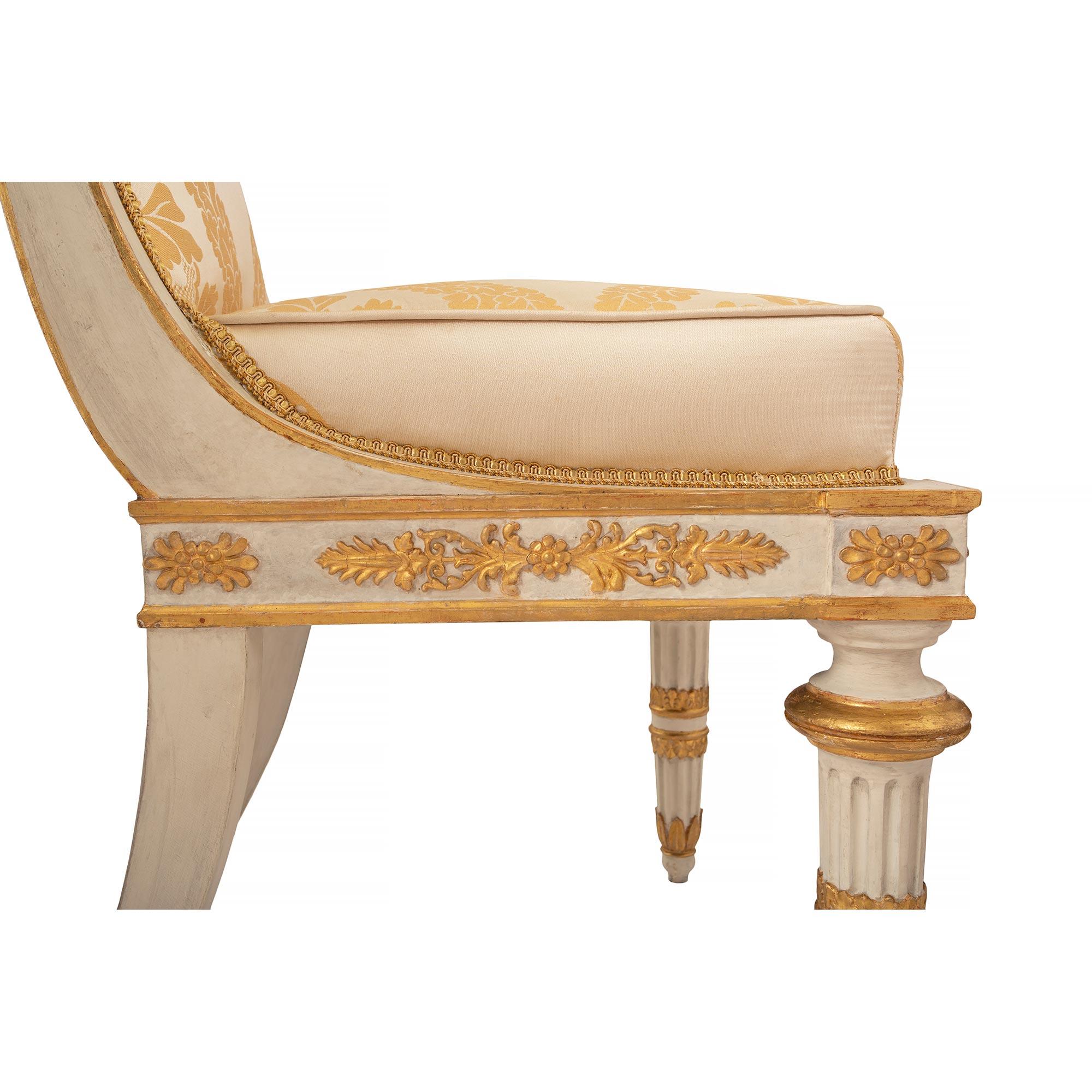 Satz von acht italienischen Esszimmerstühlen aus vergoldetem Holz im neoklassischen Stil des 19. Jahrhunderts im Angebot 1