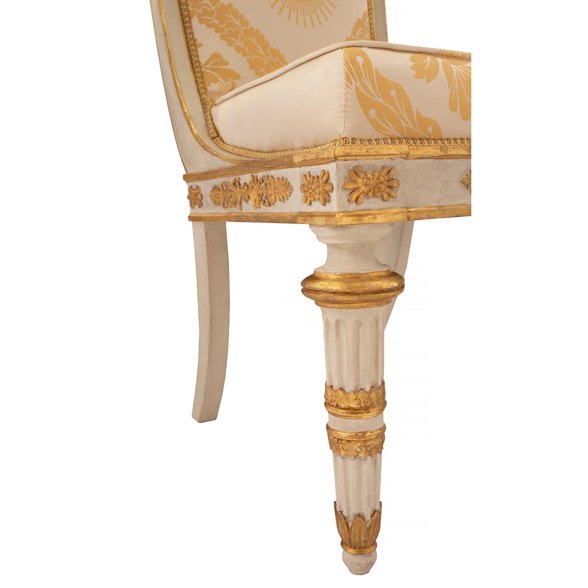 Satz von acht italienischen Esszimmerstühlen aus vergoldetem Holz im neoklassischen Stil des 19. Jahrhunderts im Angebot 3