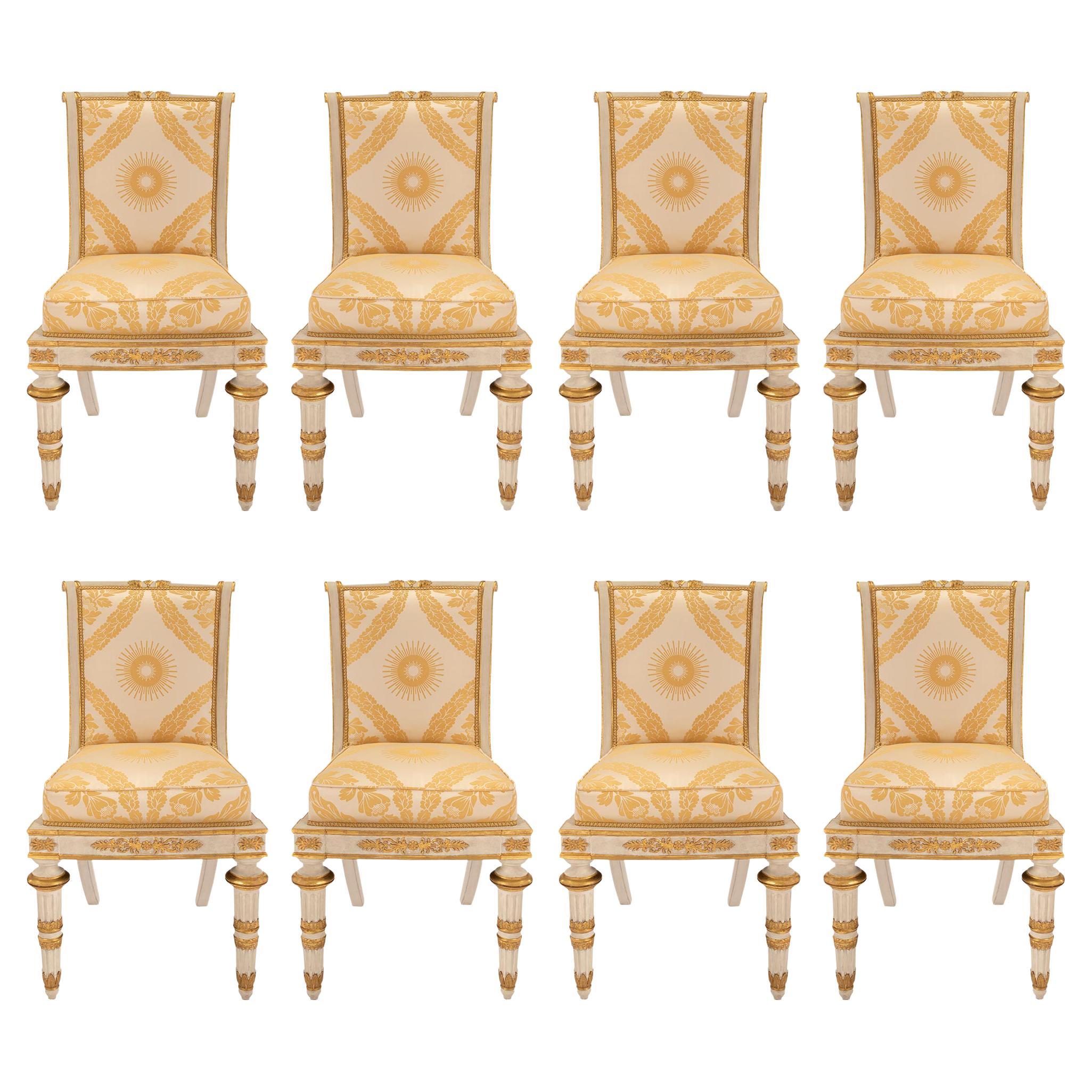 Ensemble de huit chaises de salle à manger italiennes en bois doré de style néoclassique du 19ème siècle
