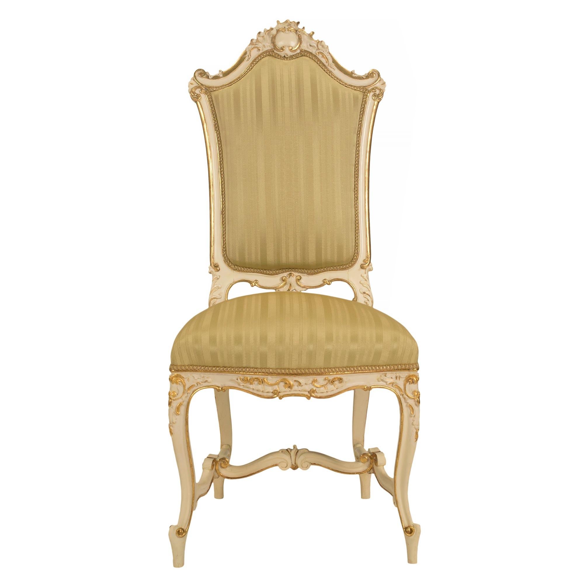 Un bel ensemble de haute qualité de huit chaises de salle à manger vénitiennes italiennes du 19ème siècle, patinées et en bois doré. Chaque chaise est surélevée par d'élégants pieds cabriole, attachés par une civière en forme de H à volutes avec des