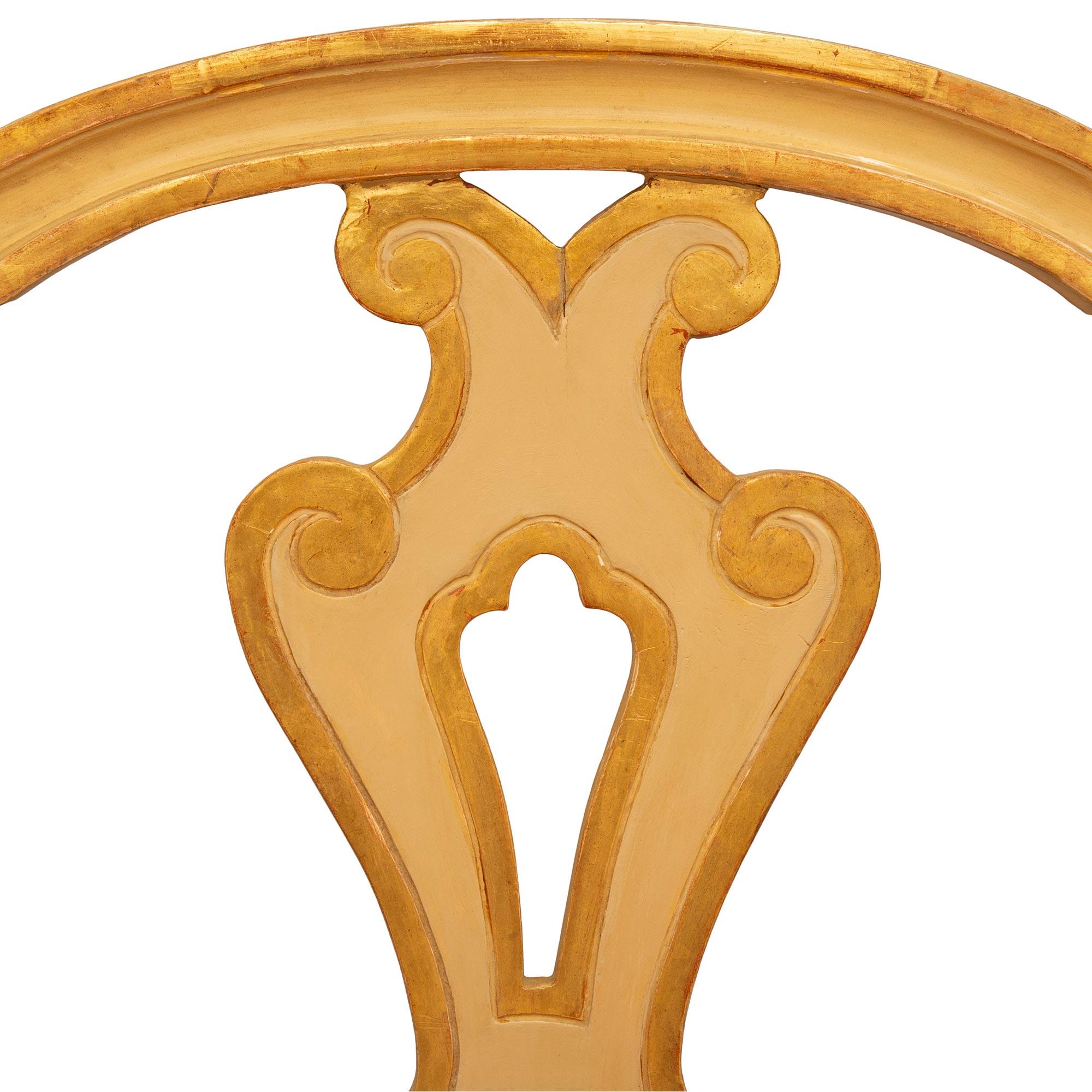 Ensemble de huit chaises de salle à manger italiennes en bois patiné du 19ème siècle en vente 1
