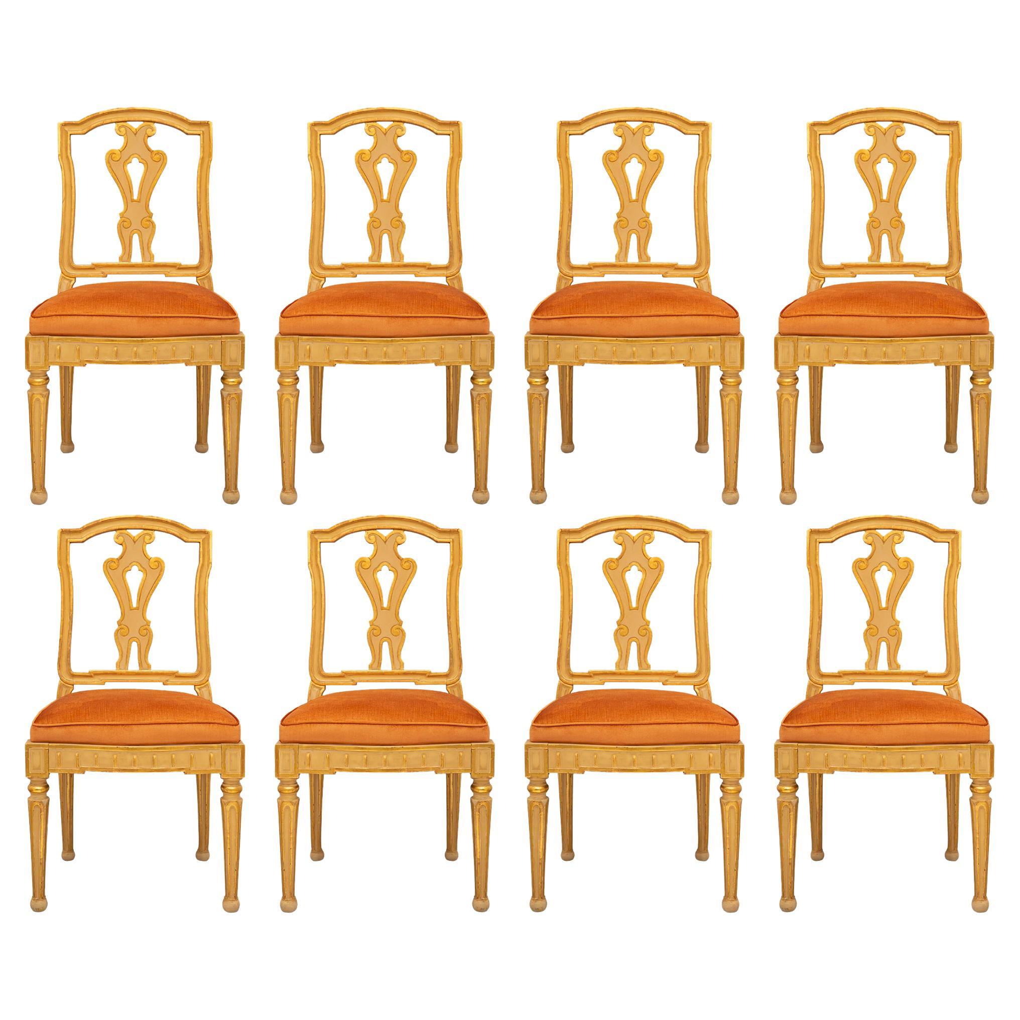 Satz von acht italienischen Esszimmerstühlen aus patiniertem Holz aus dem 19. Jahrhundert