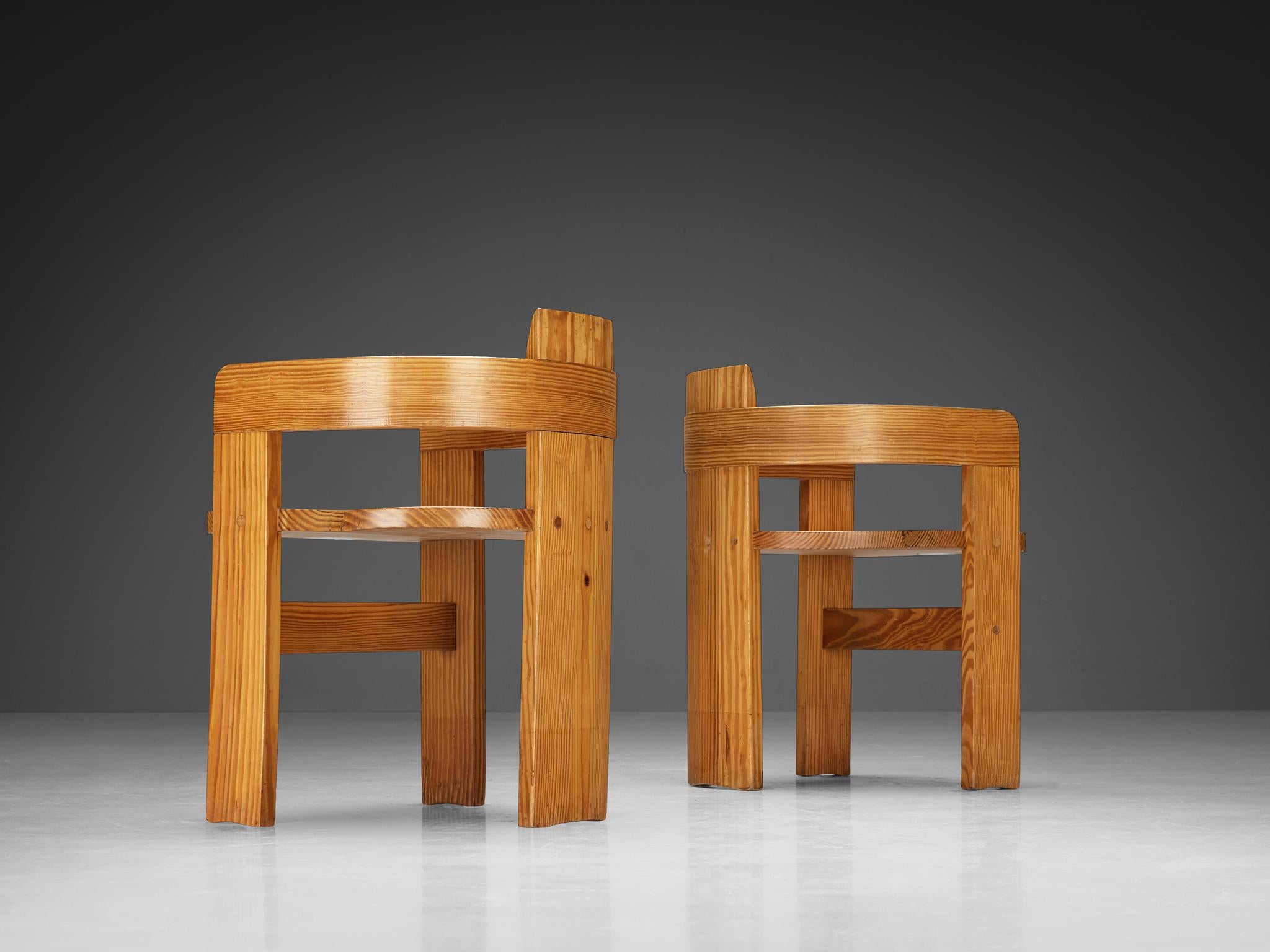 Conjunto de ocho sillones de arquitectura italiana en madera de ciprés Posmoderno en venta