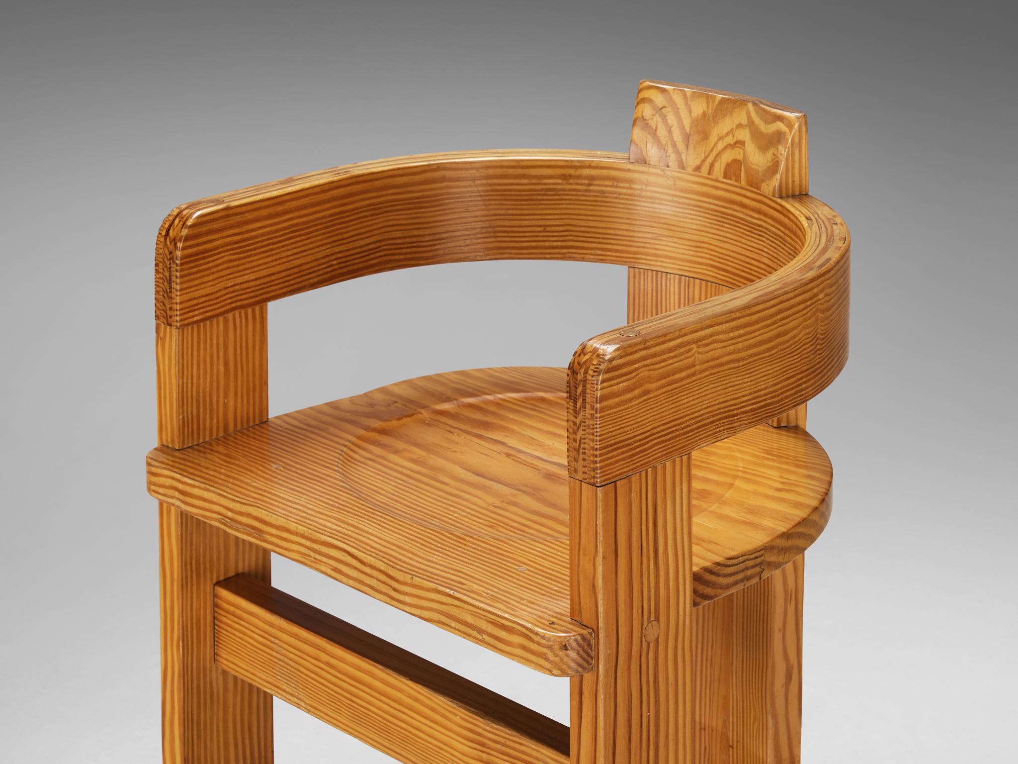 Conjunto de ocho sillones de arquitectura italiana en madera de ciprés Italiano en venta