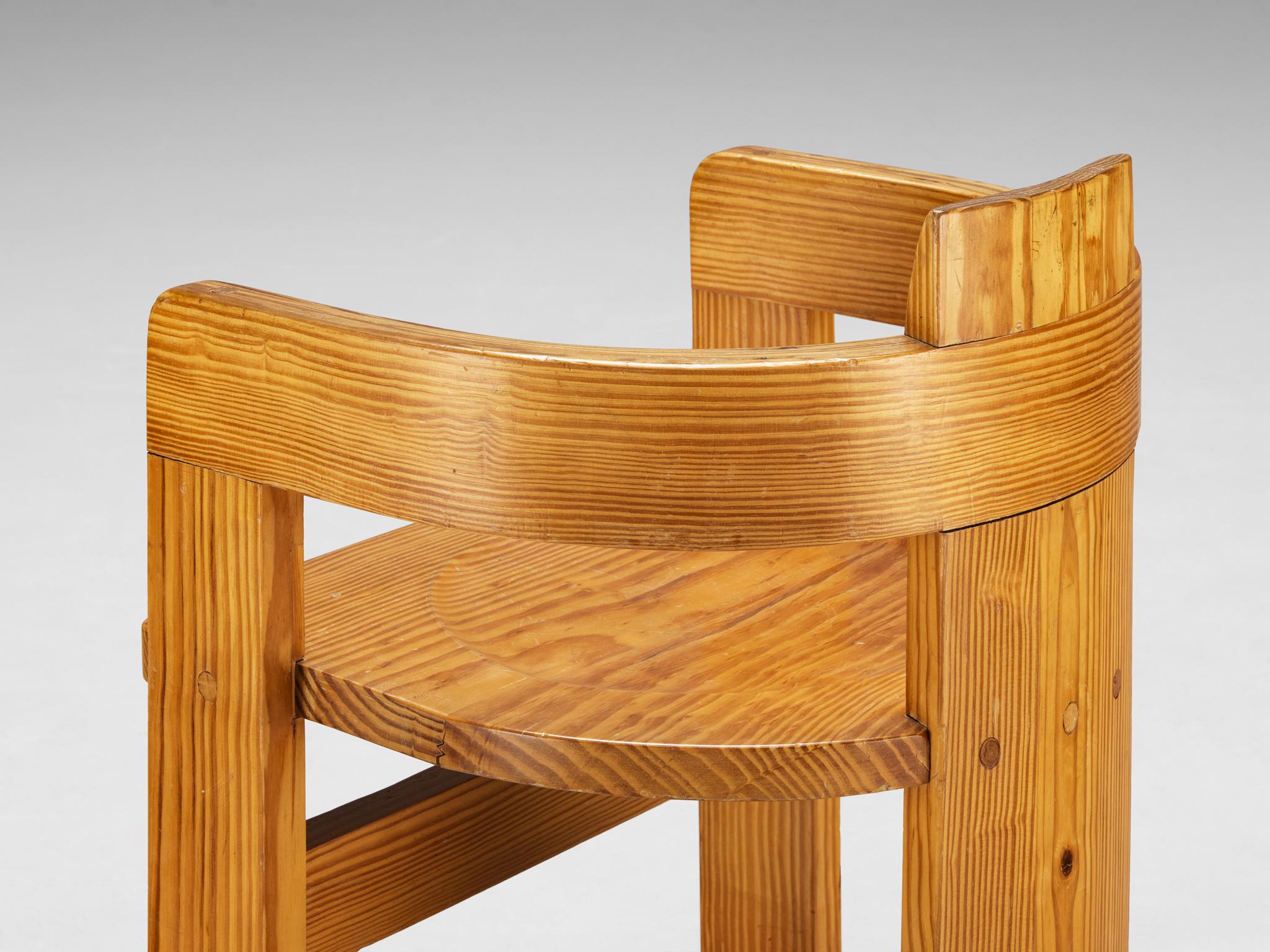 Conjunto de ocho sillones de arquitectura italiana en madera de ciprés finales del siglo XX en venta