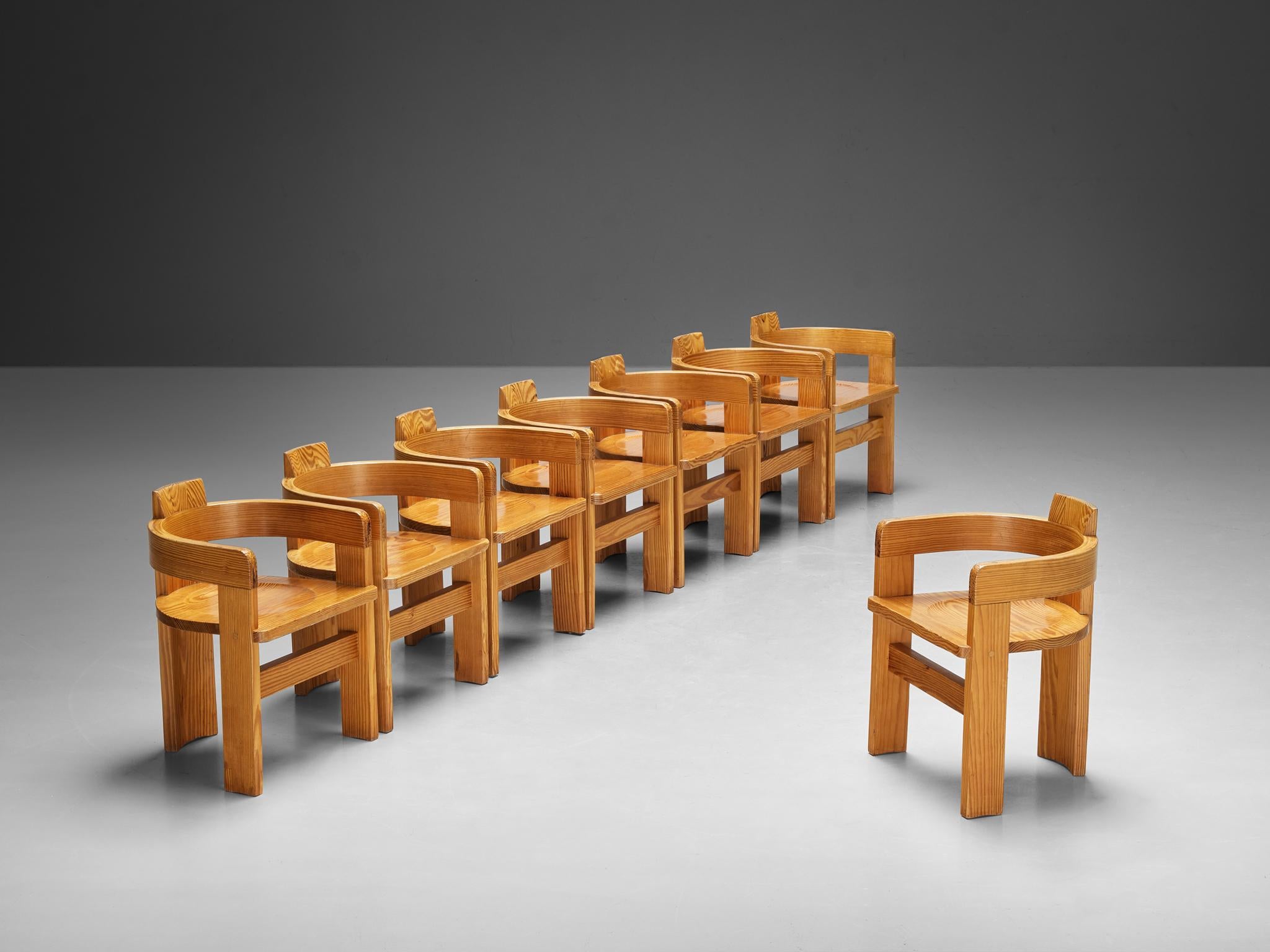 Conjunto de ocho sillas de comedor, madera de ciprés, Italia, años 70

Este conjunto de grandes sillones adopta un impresionante diseño arquitectónico de contornos redondeados y líneas sustanciales. Aunque se inspira en la silla 