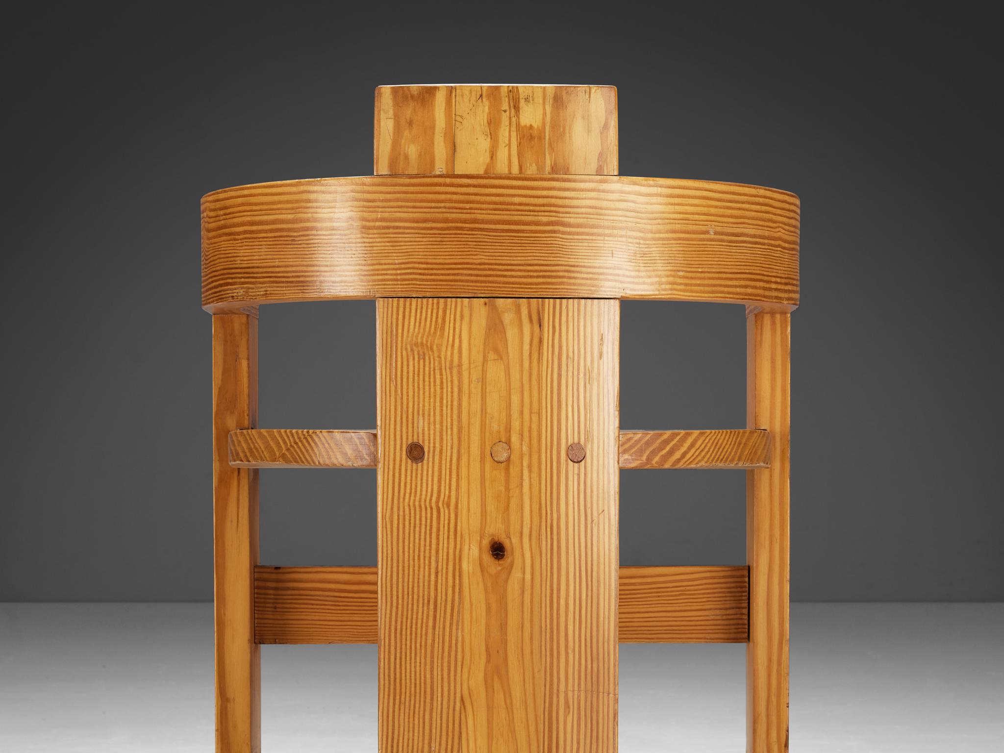 Conjunto de ocho sillones de arquitectura italiana en madera de ciprés Ciprés en venta