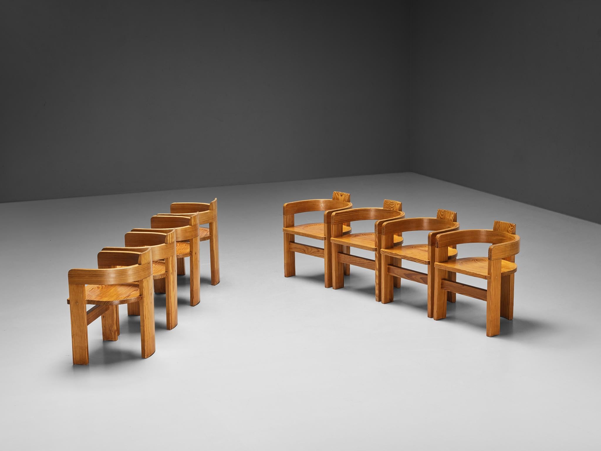 Conjunto de ocho sillones de arquitectura italiana en madera de ciprés en venta 1