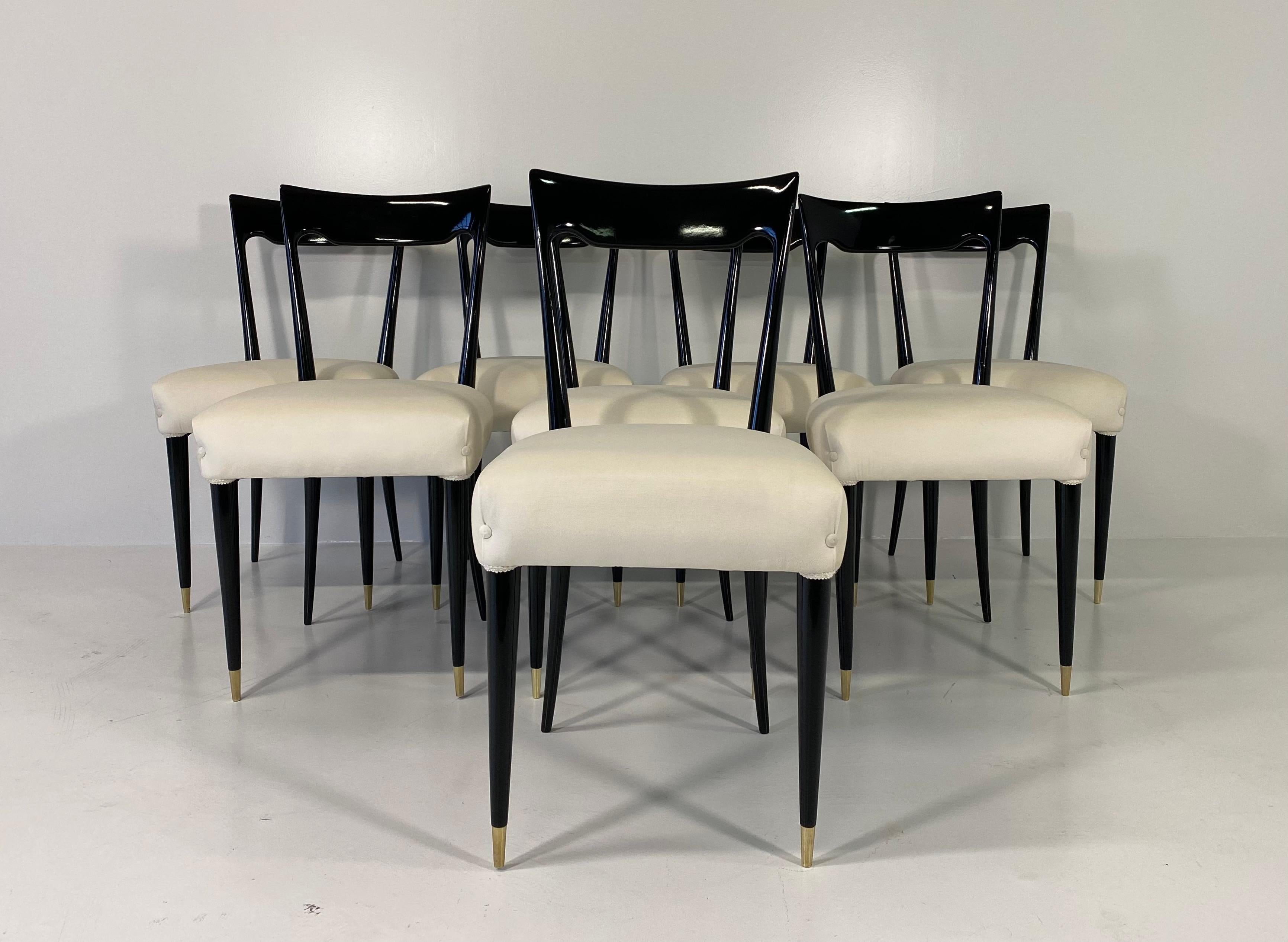 Rare set of eight chairs produced in Italy in cantù in the 1950s.
The structure is in black lacquered walnut while the upholstery is in ivory velvet.
The elegant tips are made of brass.
Completely reupholstered and restored.