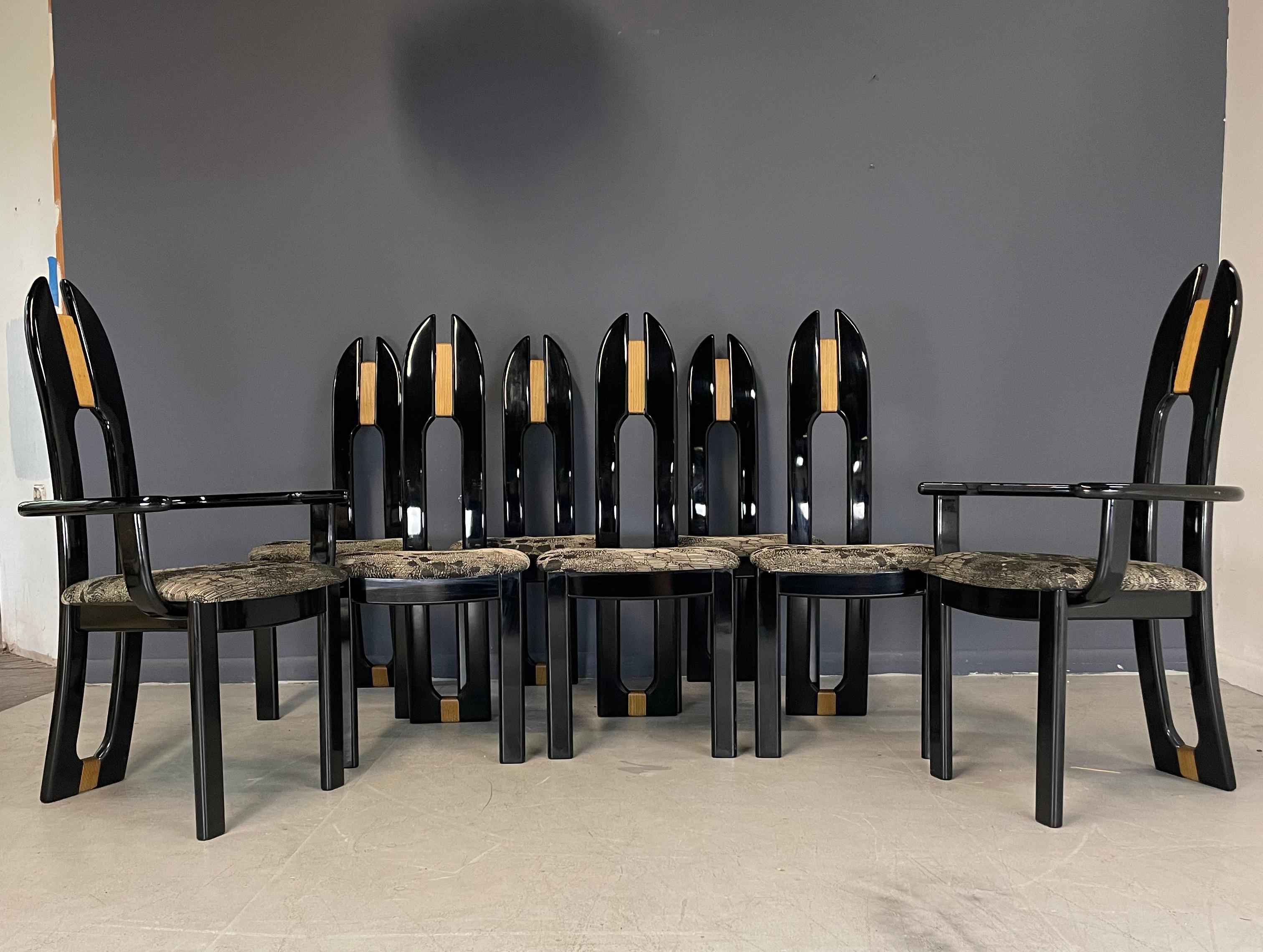 Chaises de salle à manger modernes d'avant-garde par Ello avec un design quintessentiel des années 1980. Ils présentent une forme sculpturale et des sièges rembourrés dans différentes couleurs pastel. Conçu par Pietro Costantini et fabriqué en