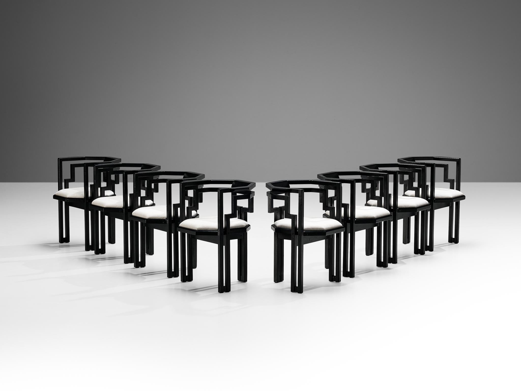 Ensemble de huit chaises de salle à manger, chêne laqué noir, tissu blanc, Italie, années 1970.

Ensemble exceptionnel de huit chaises de salle à manger italiennes géométriques. Ces chaises combinent un design sculptural simple, mais très fort dans