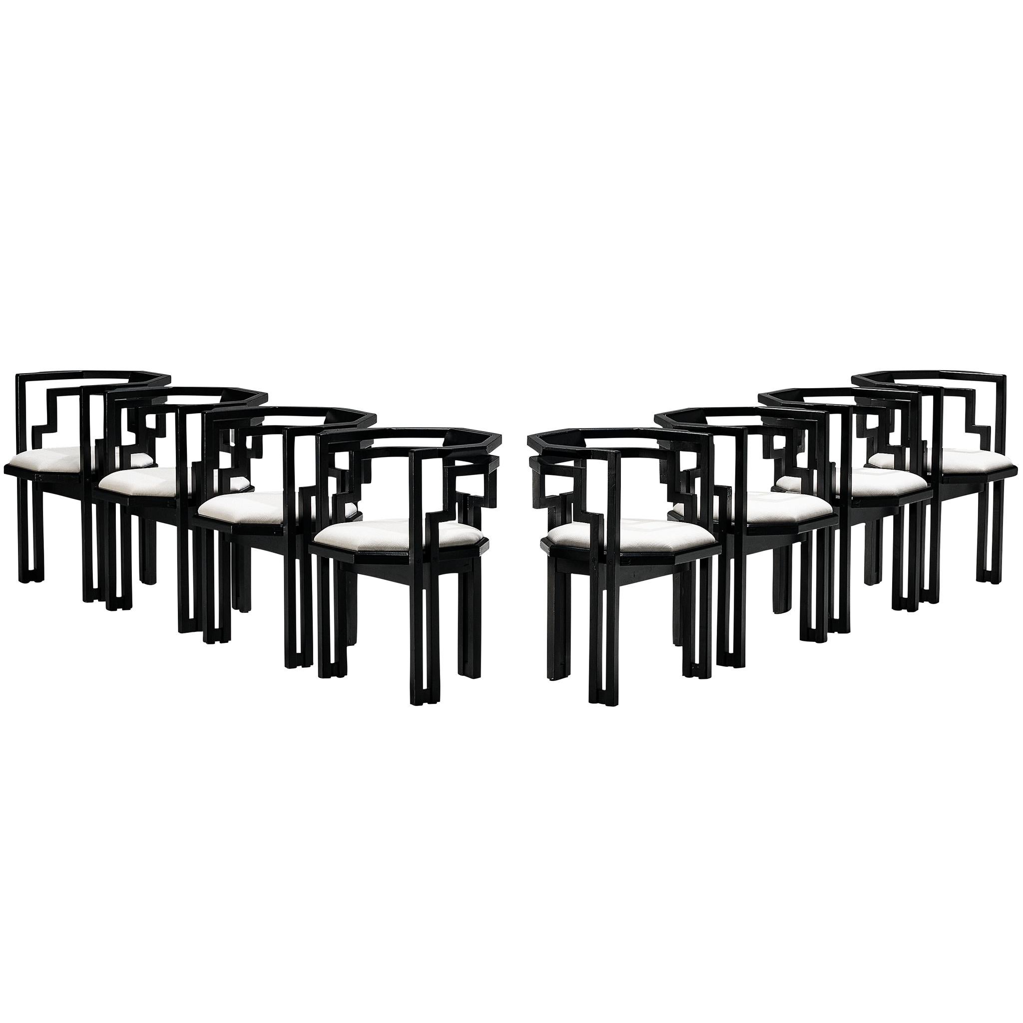 Ensemble de huit chaises de salle à manger italiennes en chêne et tapissées de blanc en vente