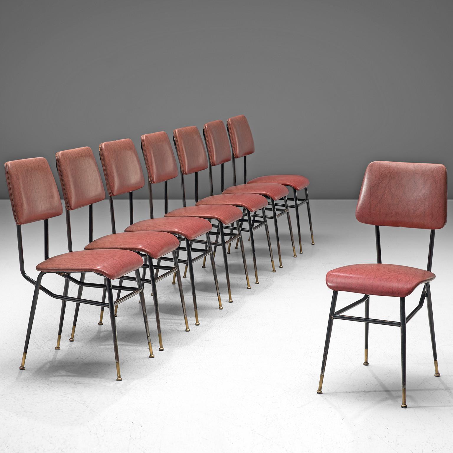 Satz von acht Esszimmerstühlen, rosa bis rotes Kunstleder, Metall, Messing, Italien, 1950er Jahre

Dieses Set aus acht Stühlen mit lackiertem Metallgestänge weist starke Merkmale der Designs von Studio BBPR auf. Die Stühle weisen eine interessante