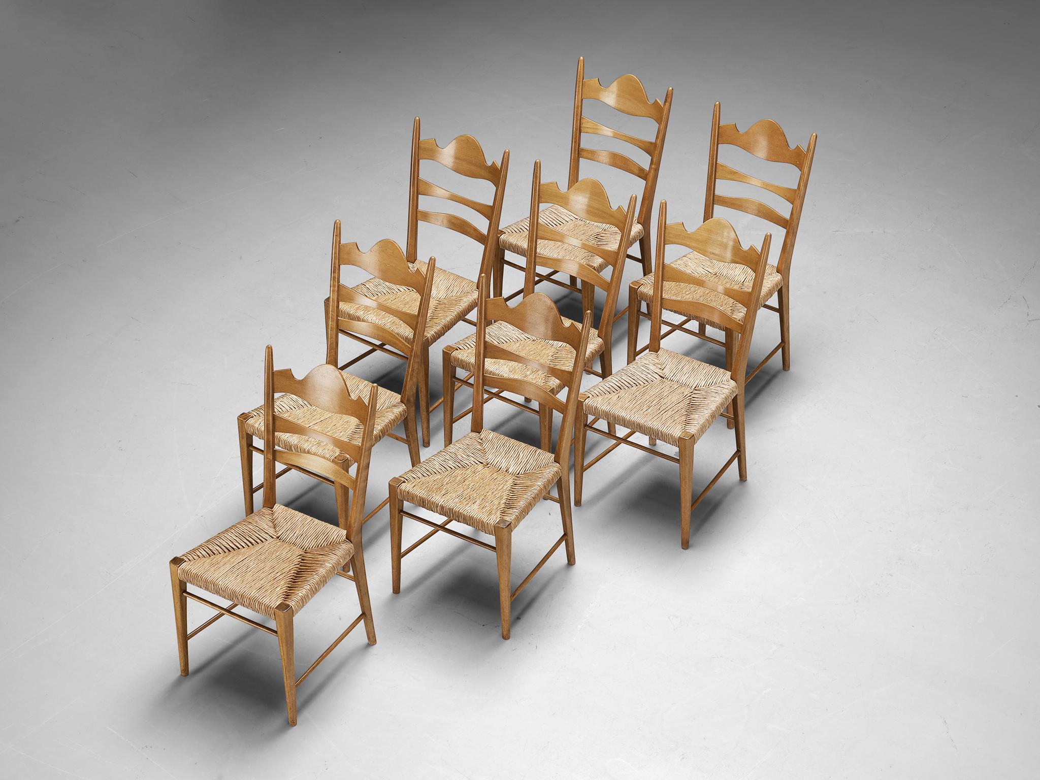 Satz von acht italienischen Esszimmerstühlen mit geschnitzten Rückenlehnen und Strohsitzen  (Italienisch) im Angebot