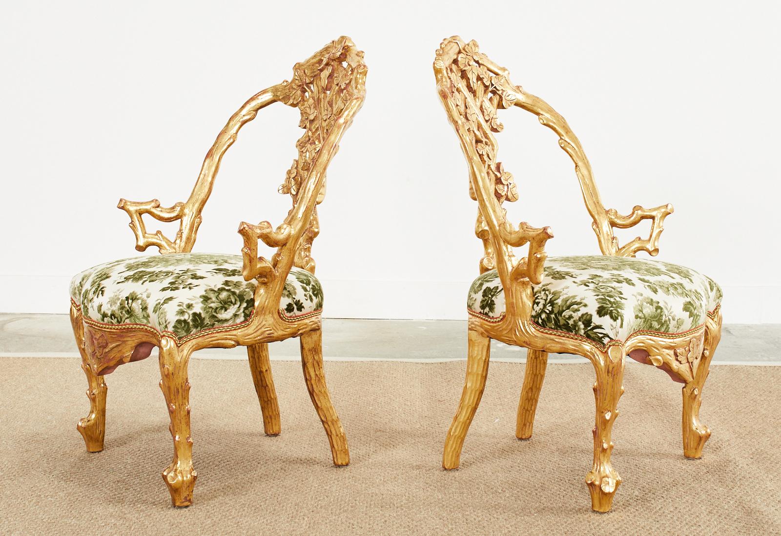 Ensemble de huit chaises de salle à manger italiennes en bois doré et faux bois en vente 1