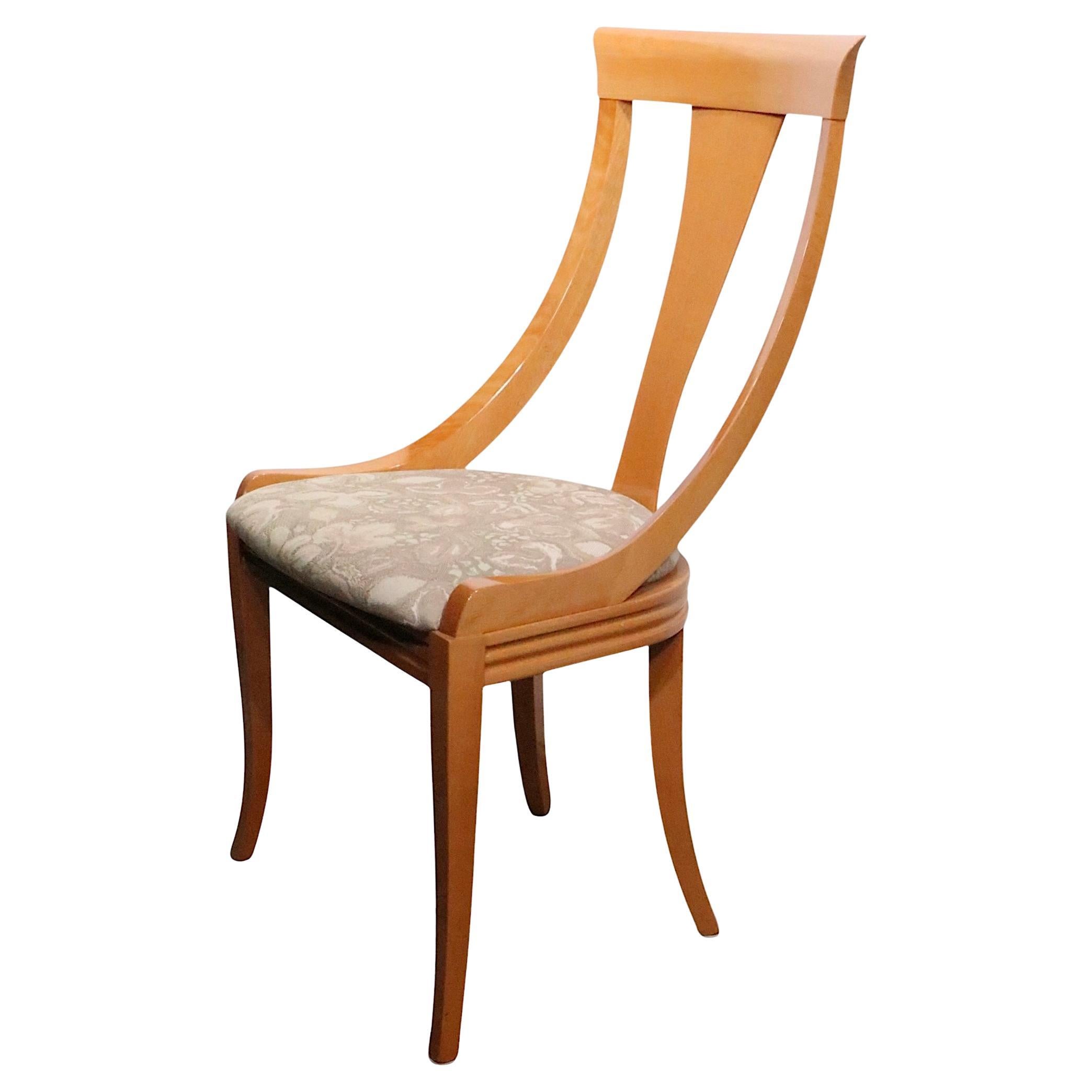 Excepcional juego de ocho sillas de comedor estilo Klismos fabricadas en Italia, diseñadas por Pietro Costantini para Ello, hacia 1980/90 . Las sillas presentan un respaldo en forma de góndola elegantemente esculpido, con un cómodo asiento