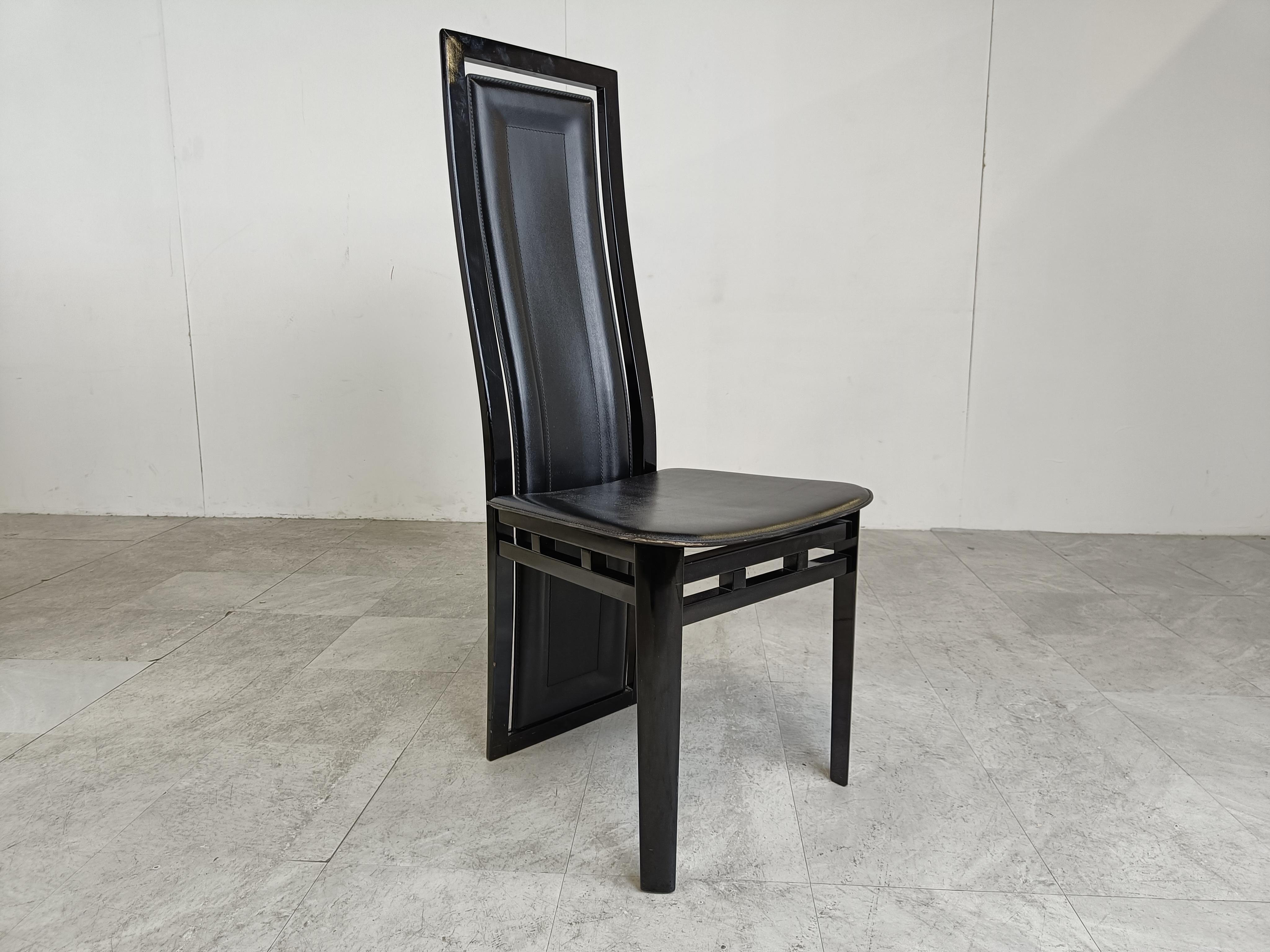 Set di otto sedie da pranzo moderne in pelle e legno laccato italiano in vendita 2
