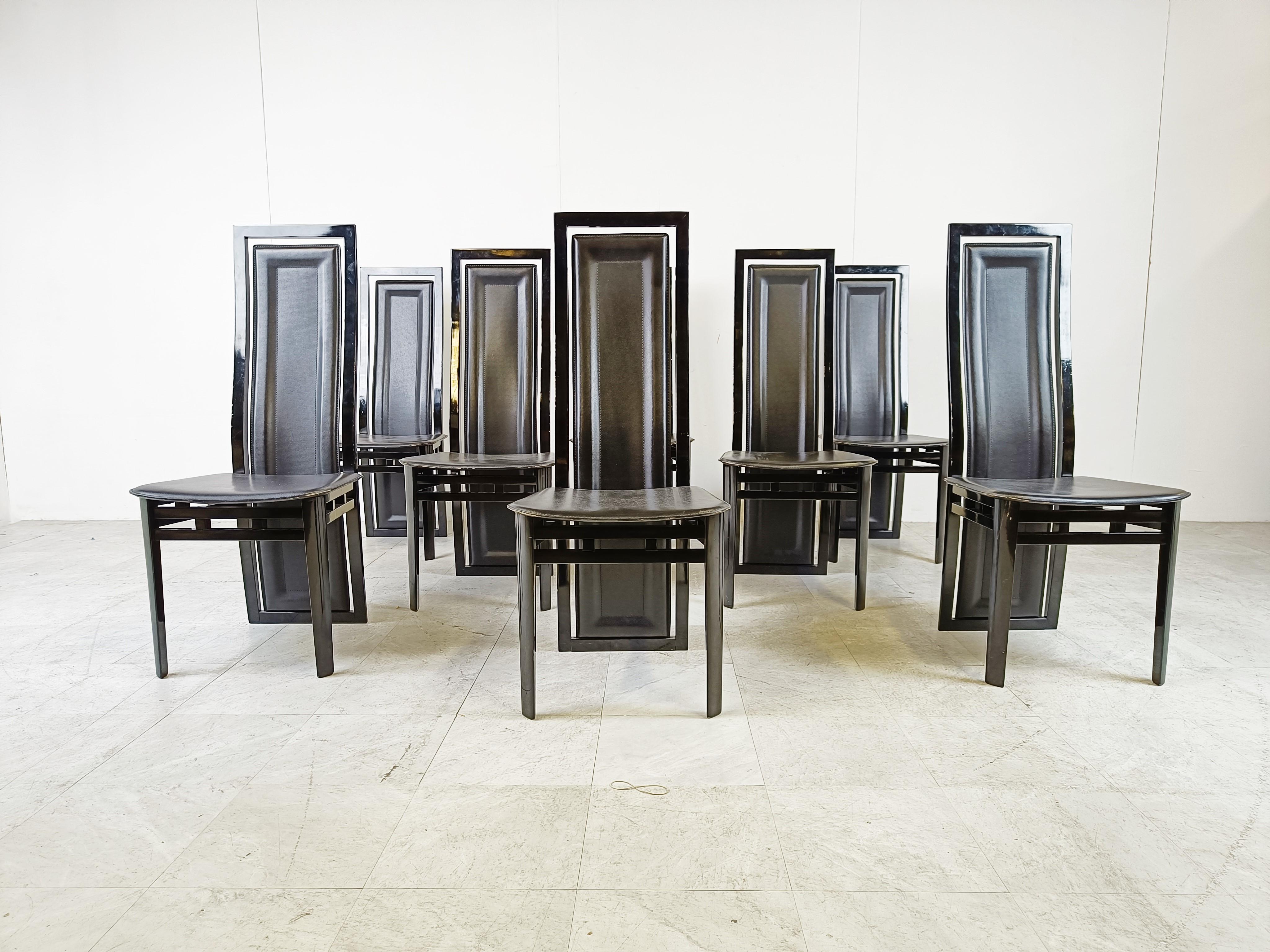 Postmoderne Ensemble de huit chaises de salle à manger italiennes modernes en bois laqué et cuir en vente