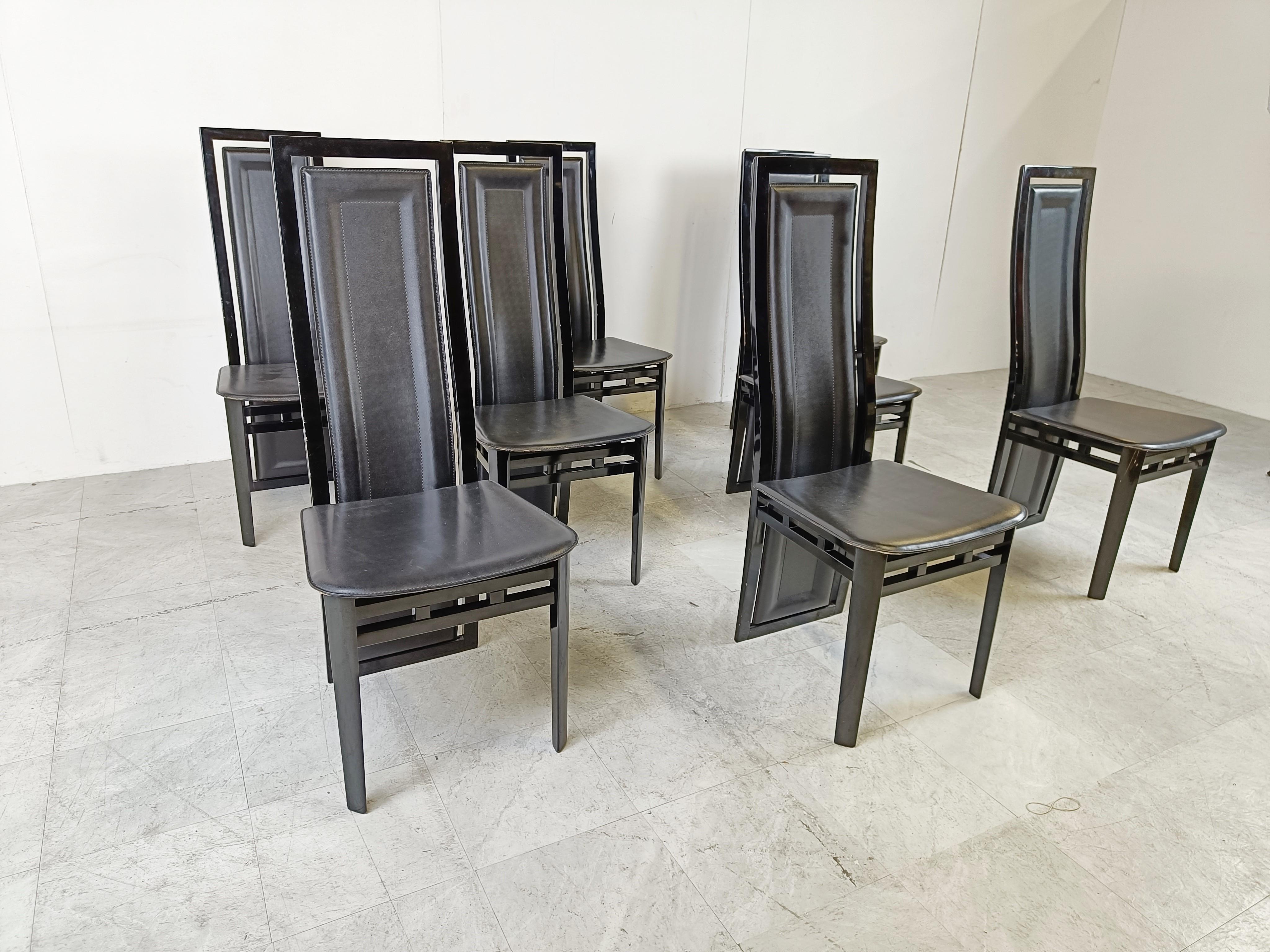 Laqué Ensemble de huit chaises de salle à manger italiennes modernes en bois laqué et cuir en vente