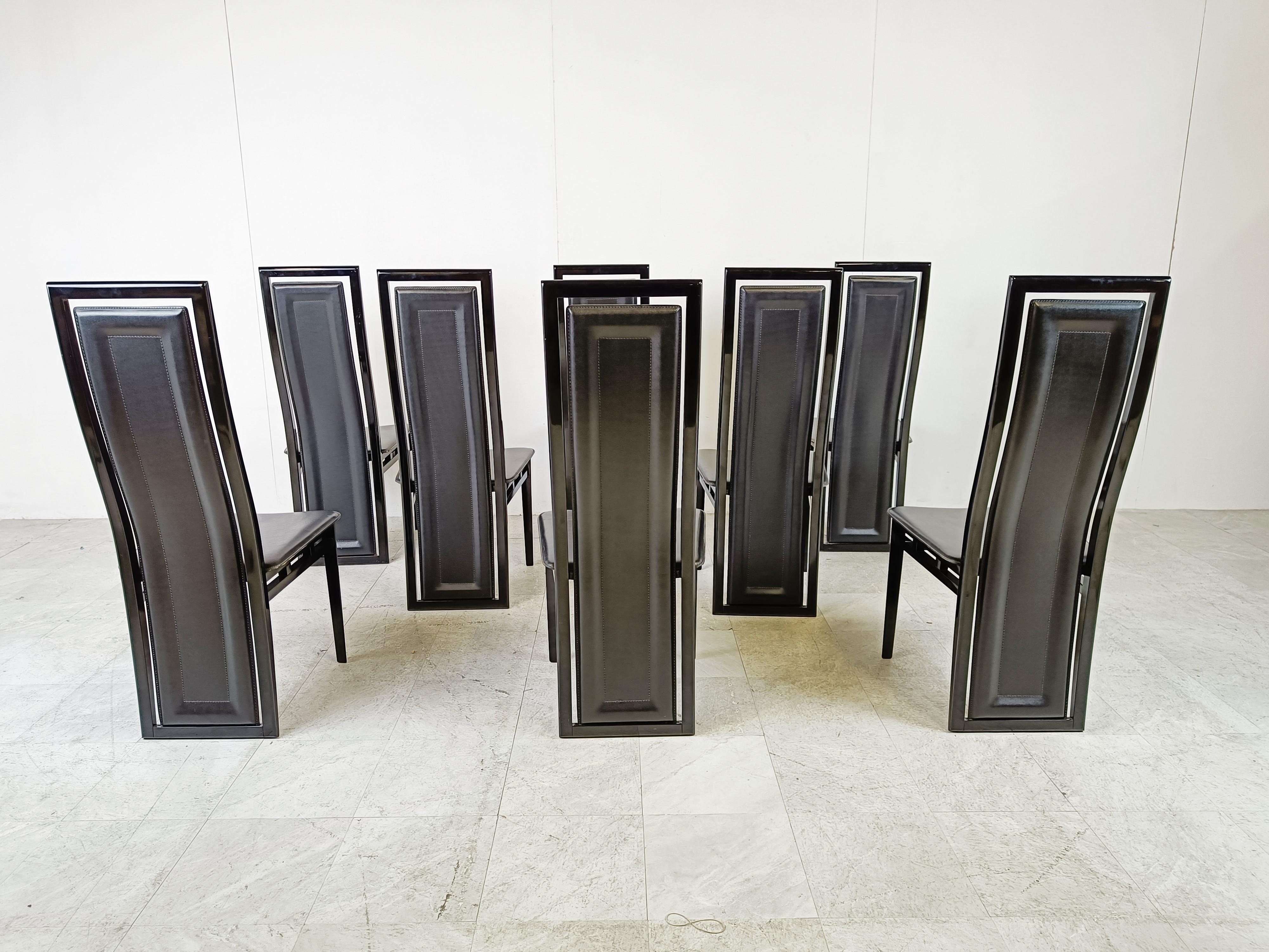 Ensemble de huit chaises de salle à manger italiennes modernes en bois laqué et cuir Bon état - En vente à HEVERLEE, BE