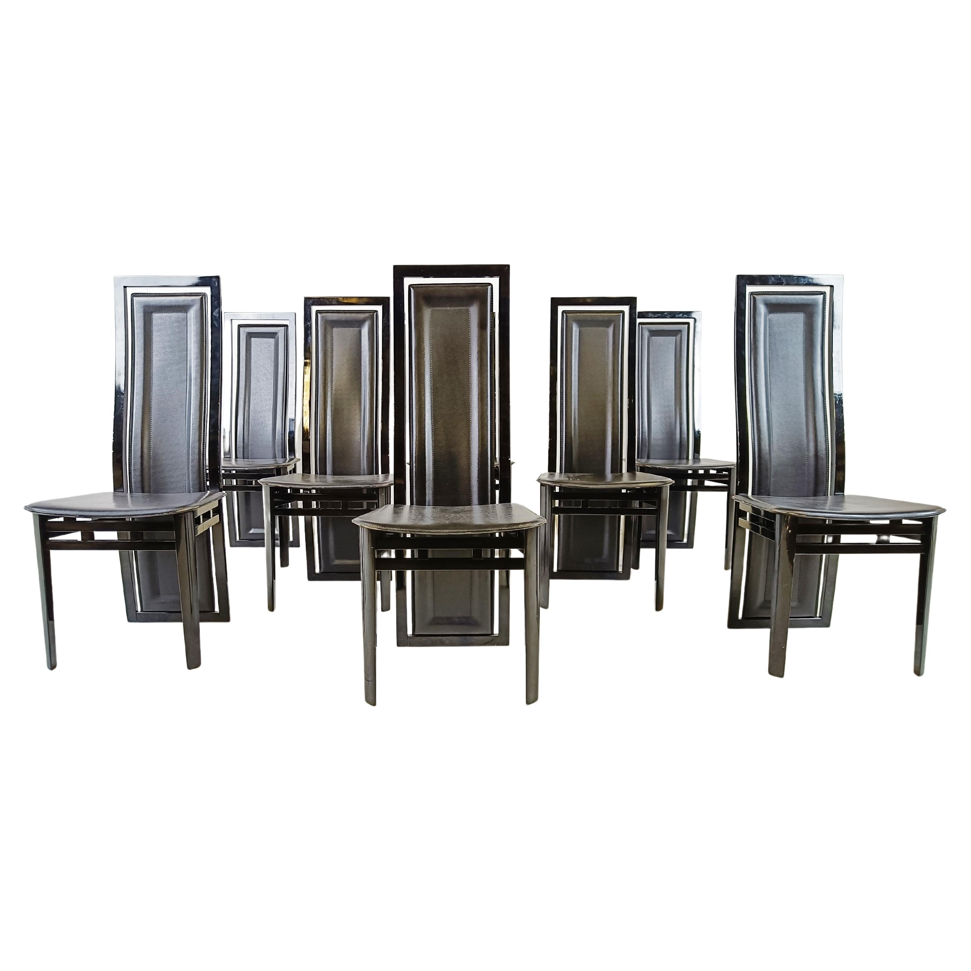 Satz von acht modernen italienischen Esszimmerstühlen aus lackiertem Holz und Leder