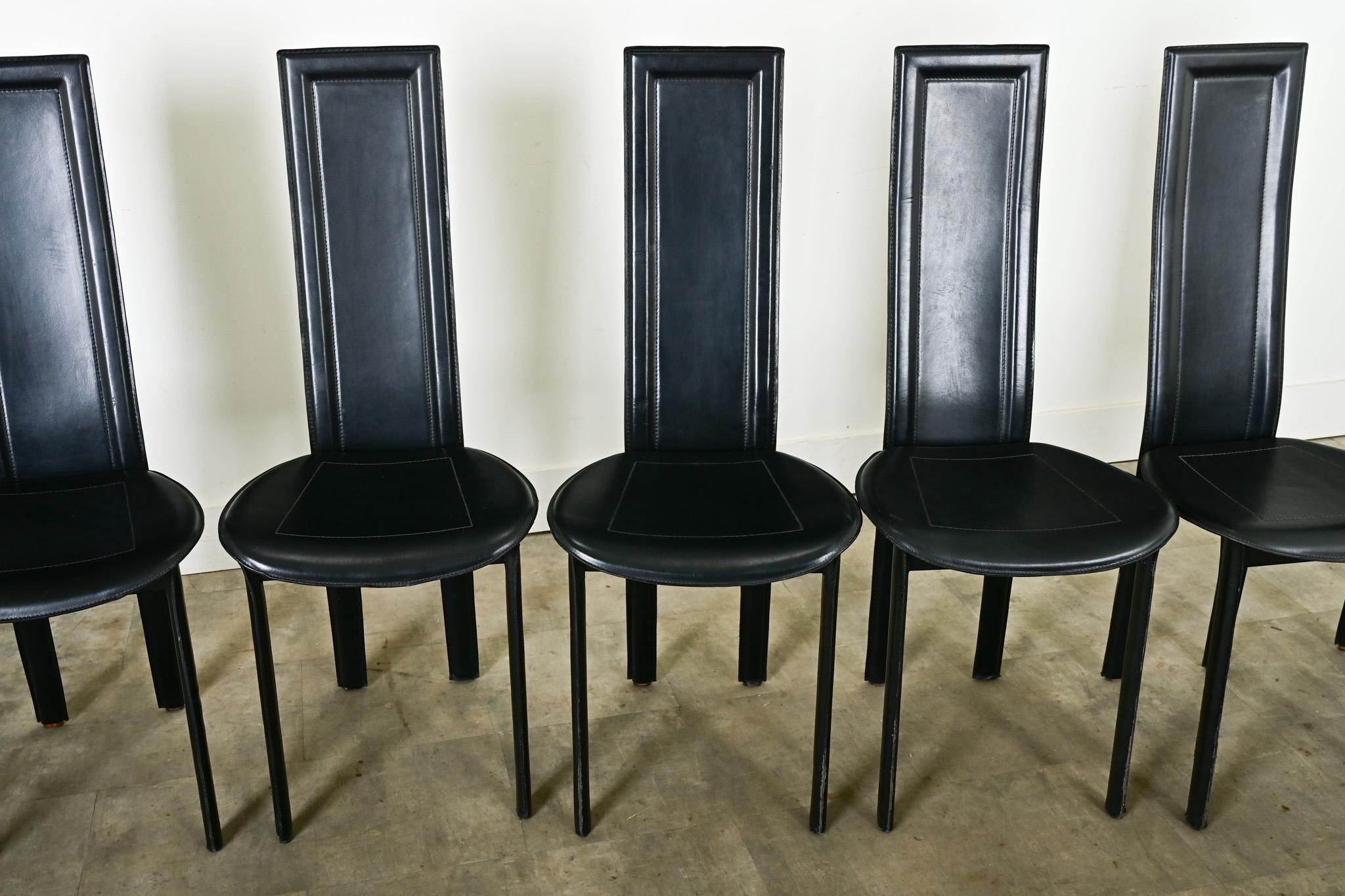 Juego de ocho sillas de comedor postmodernas de cuero italiano en venta 3