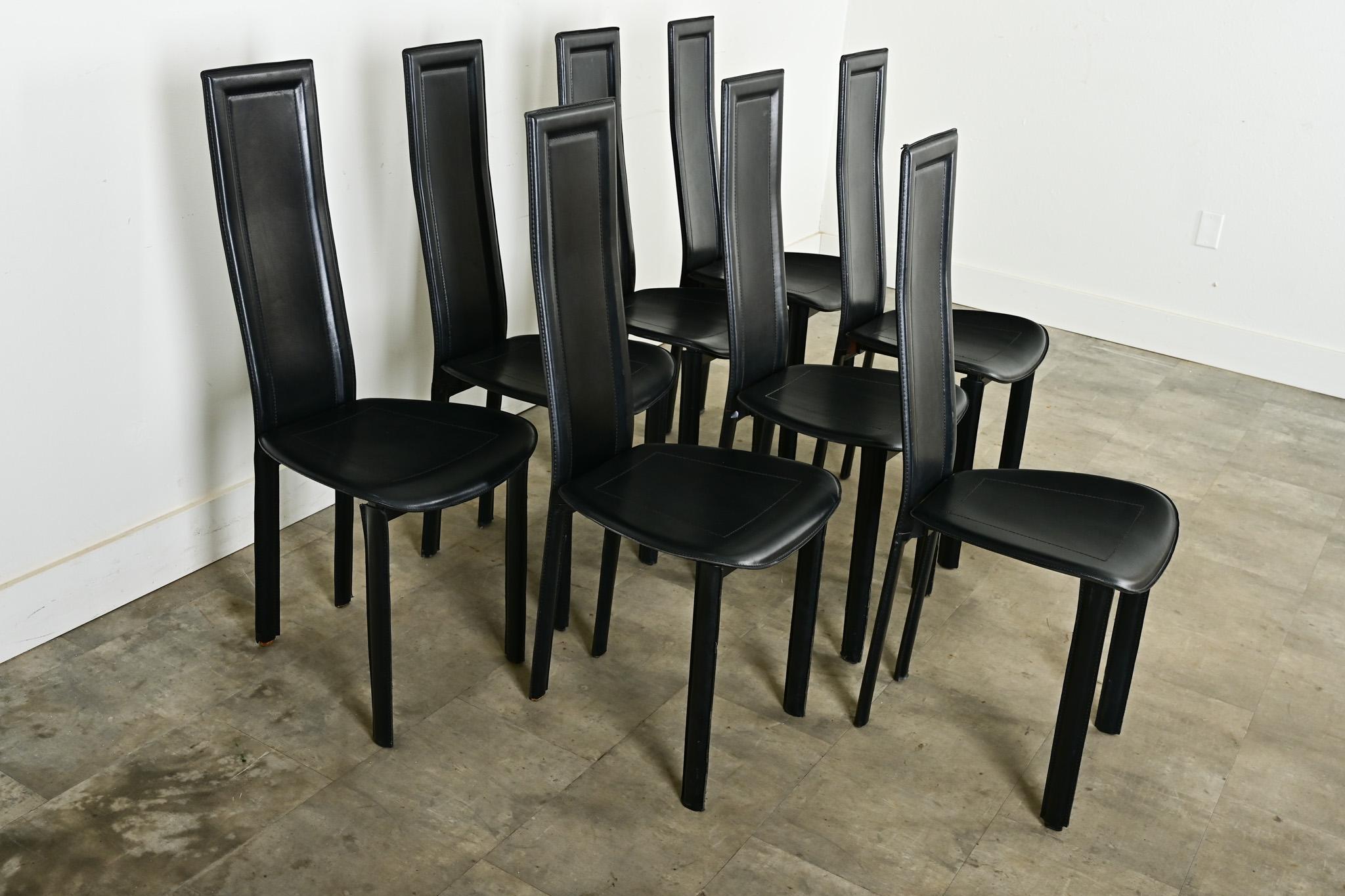 Juego de ocho sillas de comedor postmodernas de cuero italiano en venta 5