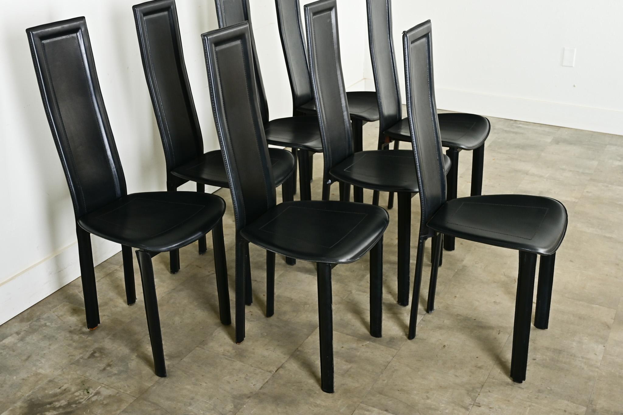 Juego de ocho sillas de comedor postmodernas de cuero italiano en venta 6