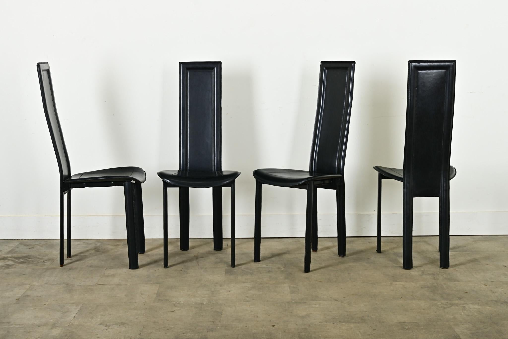 Juego de ocho sillas de comedor postmodernas de cuero italiano en venta 8