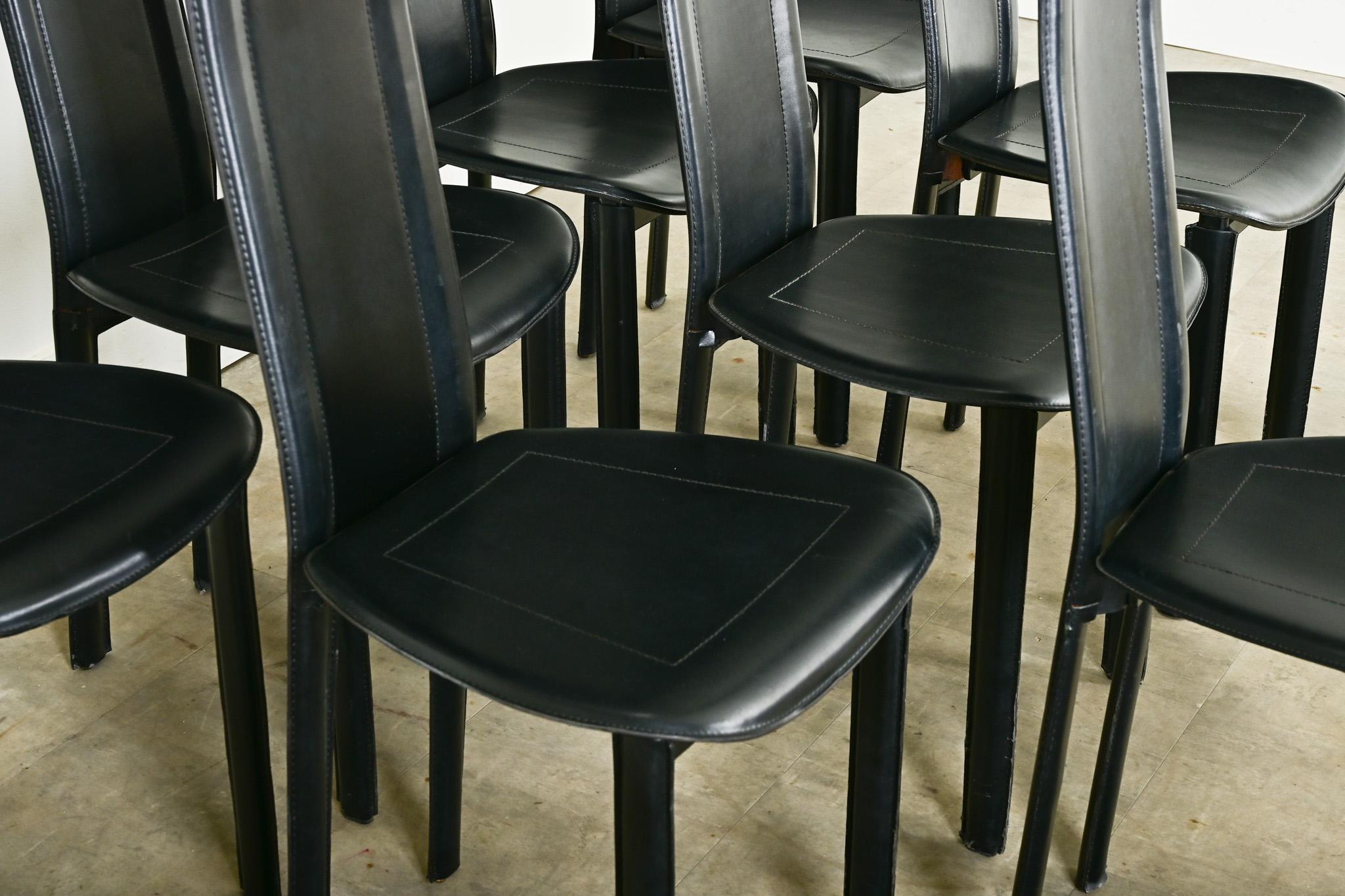 Juego de ocho sillas de comedor postmodernas de cuero italiano en venta 9