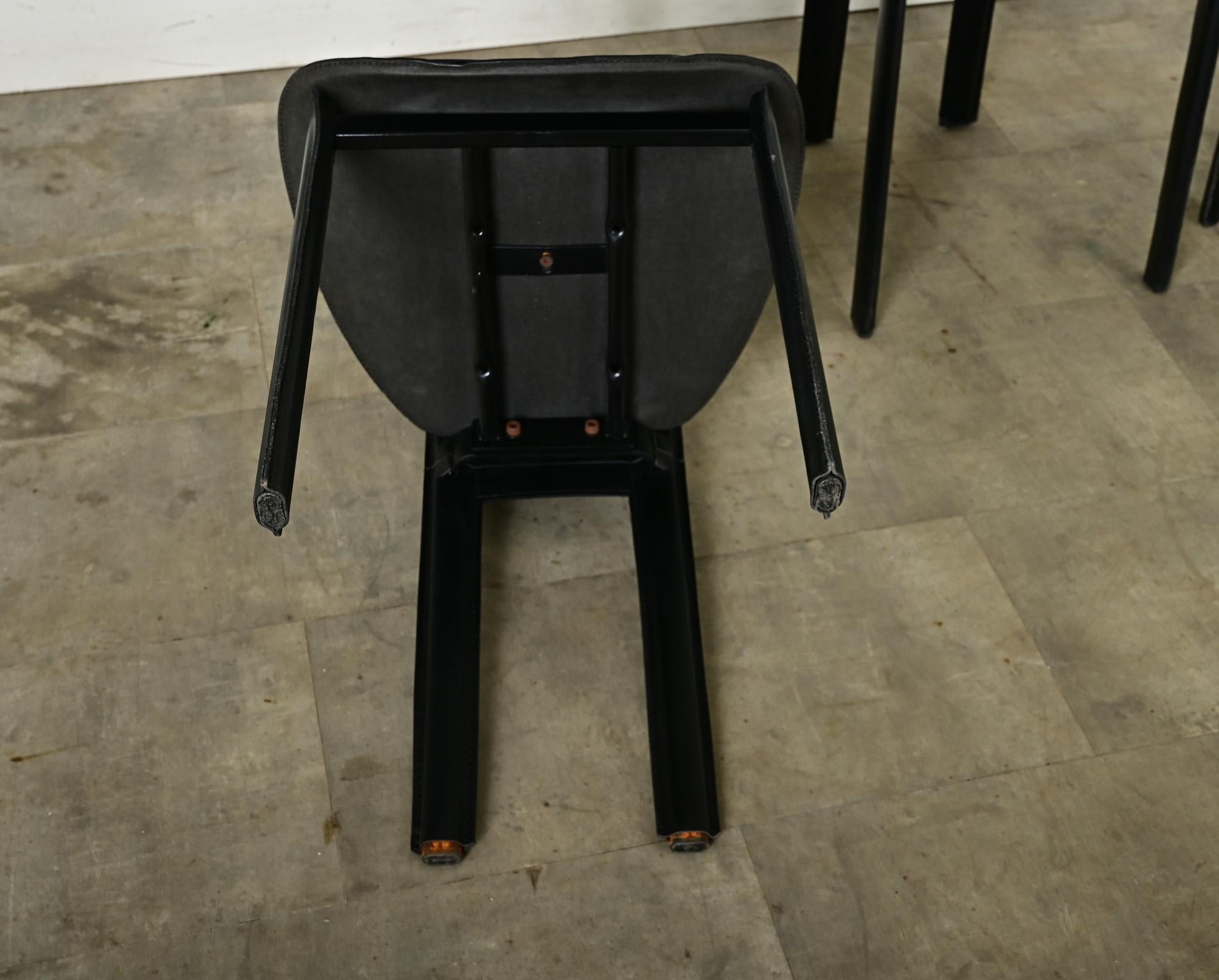 Juego de ocho sillas de comedor postmodernas de cuero italiano en venta 11