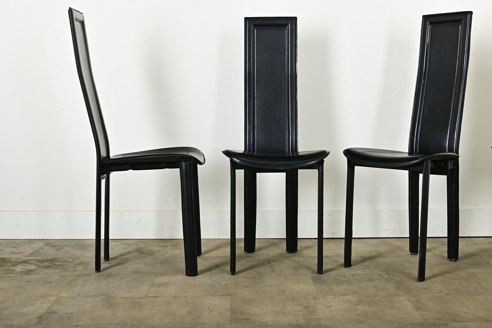 Un conjunto muy chic de ocho sillas de comedor postmodernas de estilo 
