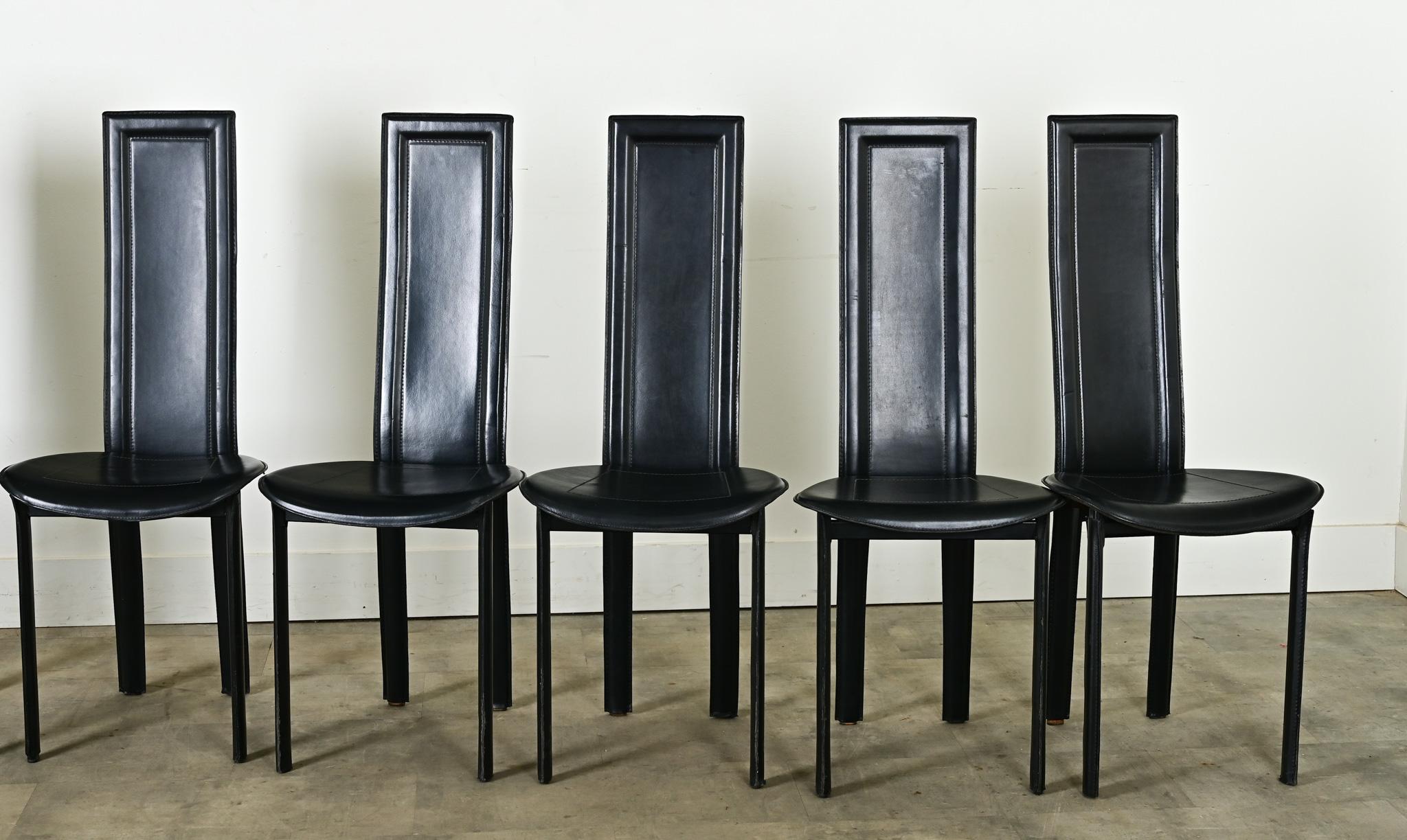 Juego de ocho sillas de comedor postmodernas de cuero italiano Italiano en venta