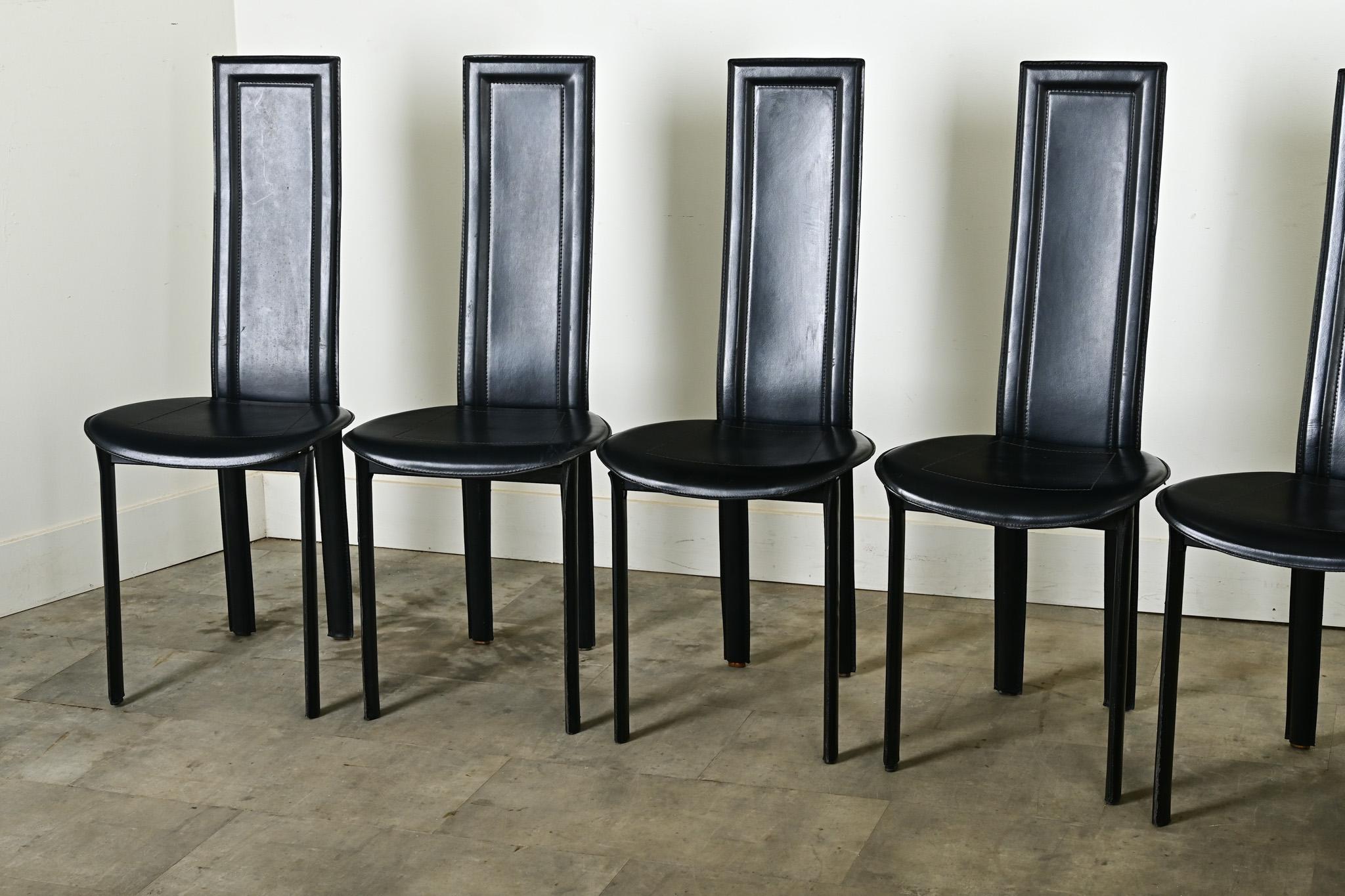 Juego de ocho sillas de comedor postmodernas de cuero italiano siglo XX en venta