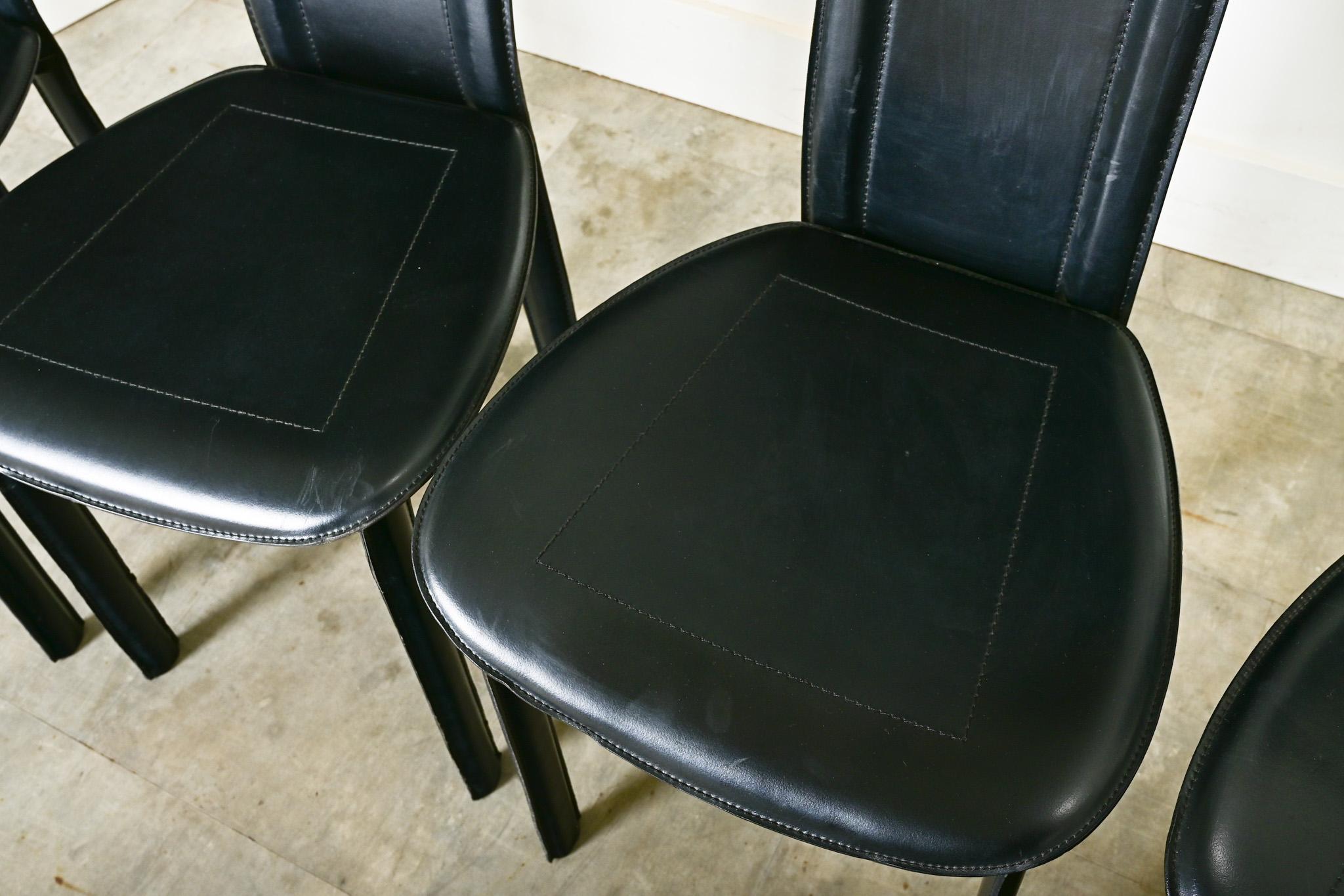 Juego de ocho sillas de comedor postmodernas de cuero italiano Acero en venta