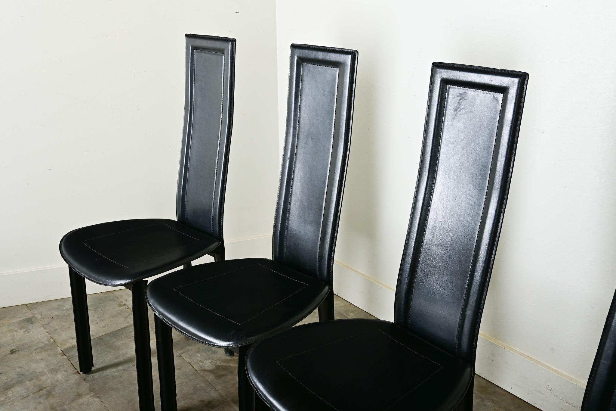 Juego de ocho sillas de comedor postmodernas de cuero italiano en venta 1