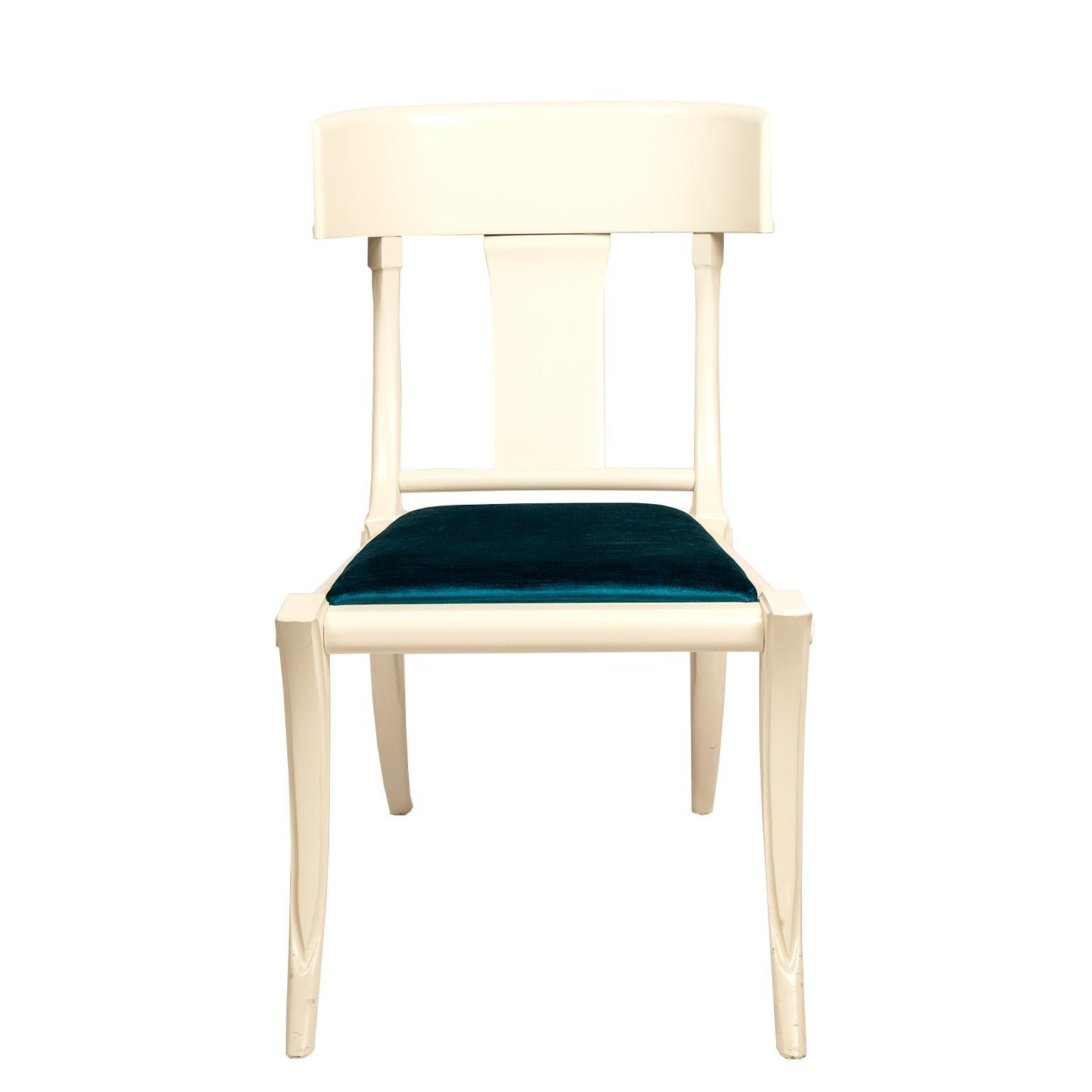 Diese großzügigen klassischen Klismos-Stühle sind zeitlose Schönheiten, die direkt von einem Filmset stammen, das auf Elvis' Beziehung zu Prescilla in den 50er und 60er Jahren basiert. Sie sind sich in Stil und Farbe sehr ähnlich  Sie sind