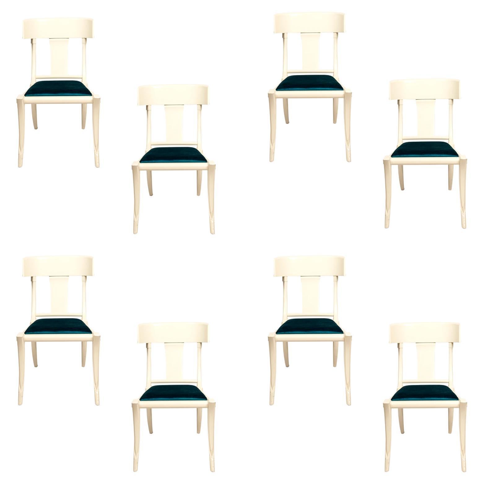 Satz von acht in Italien hergestellten Klismos-Stühlen im Angebot