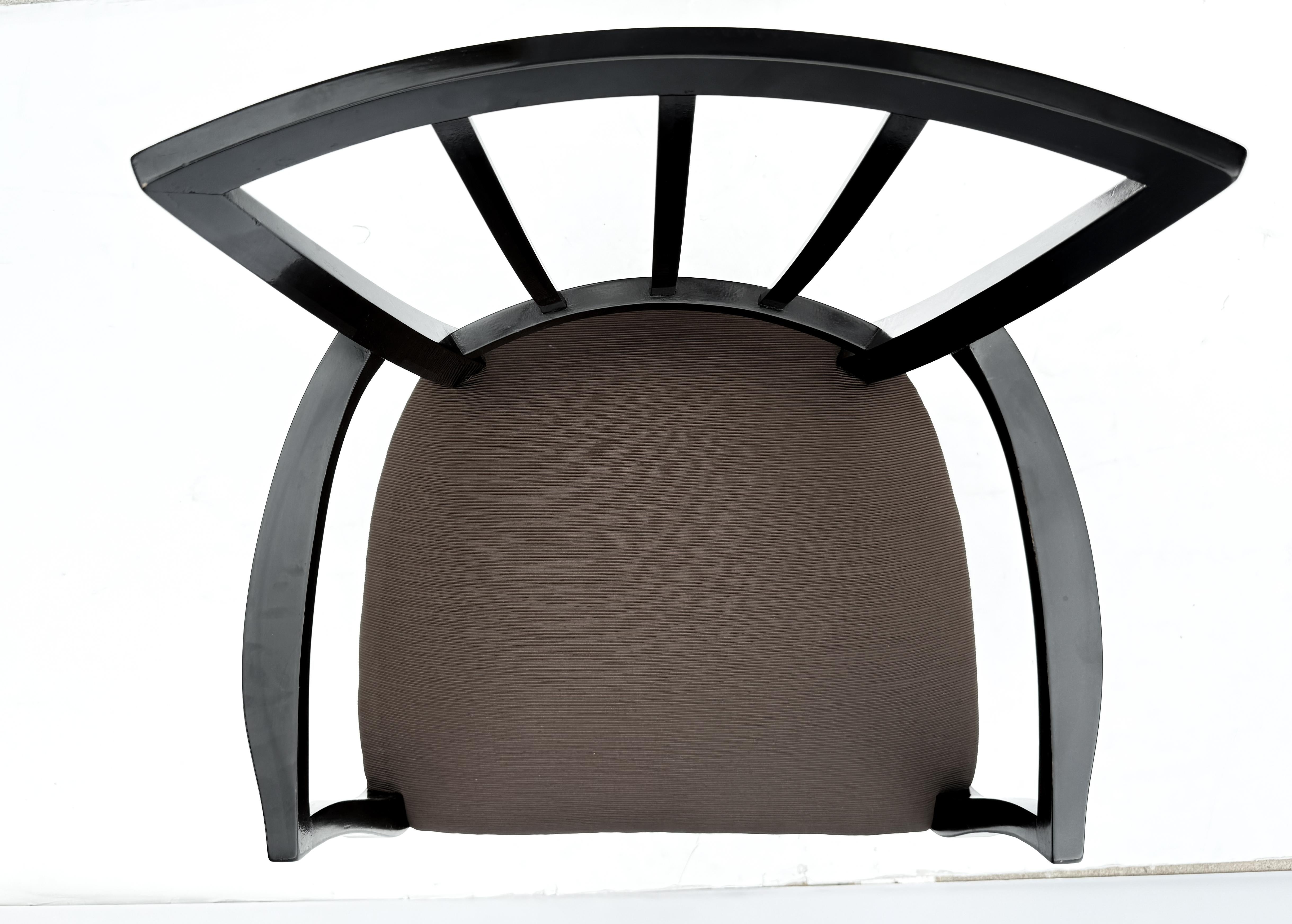 Ensemble de huit chaises de salle à manger modernes italiennes en Wood Wood noir et tissu Espresso en vente 5