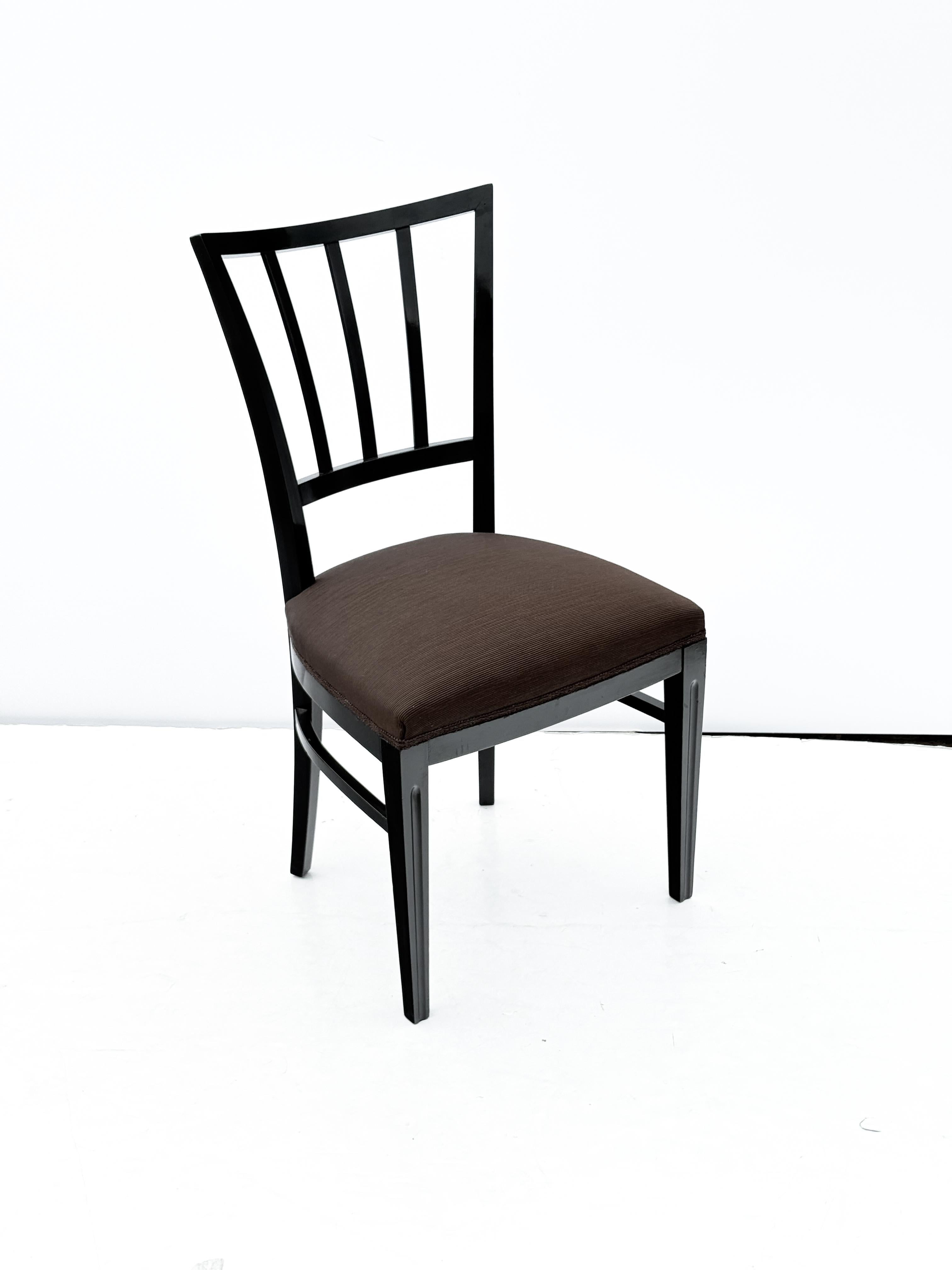 Ensemble de huit chaises de salle à manger modernes italiennes en Wood Wood noir et tissu Espresso en vente 7