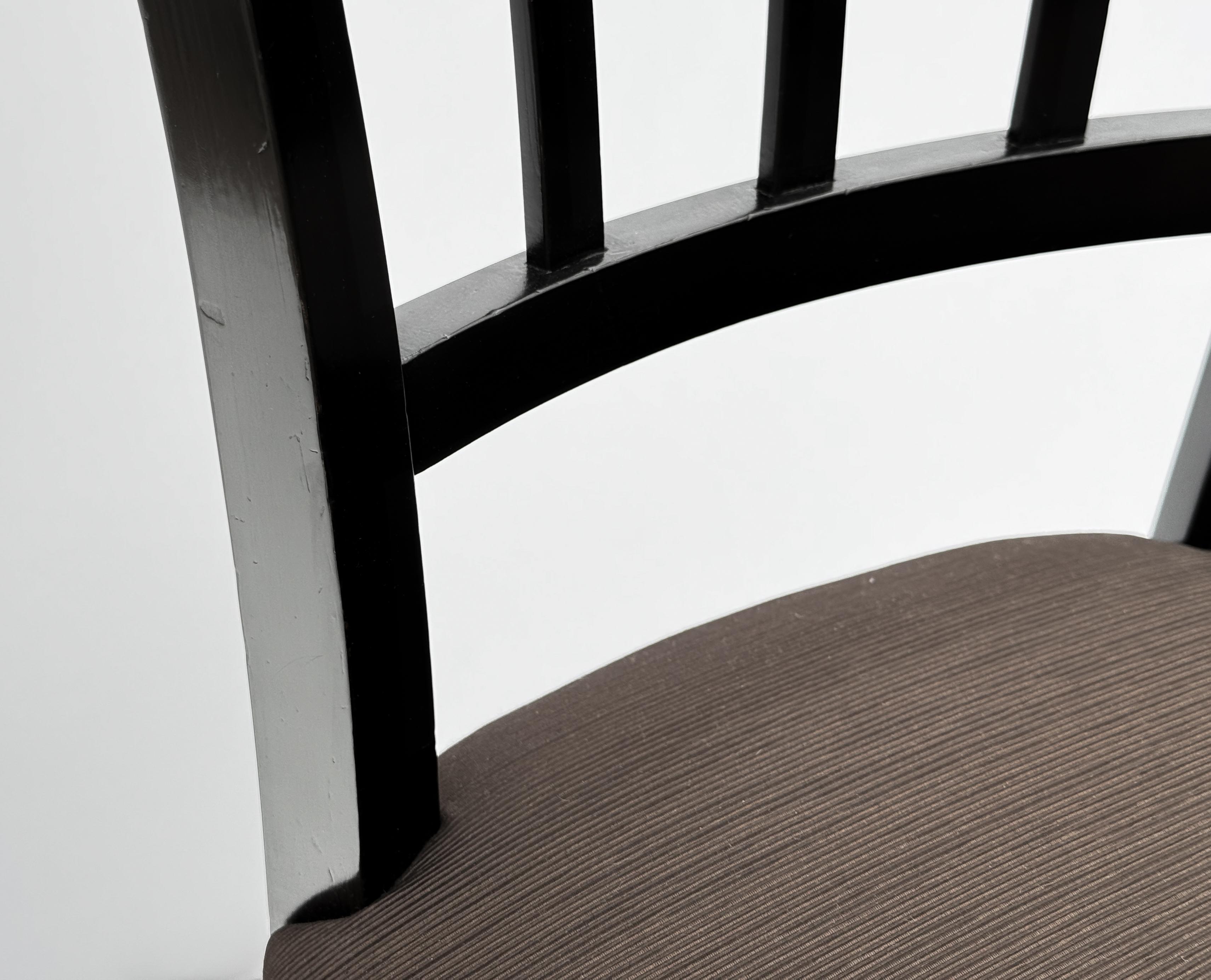 Ensemble de huit chaises de salle à manger modernes italiennes en Wood Wood noir et tissu Espresso en vente 10