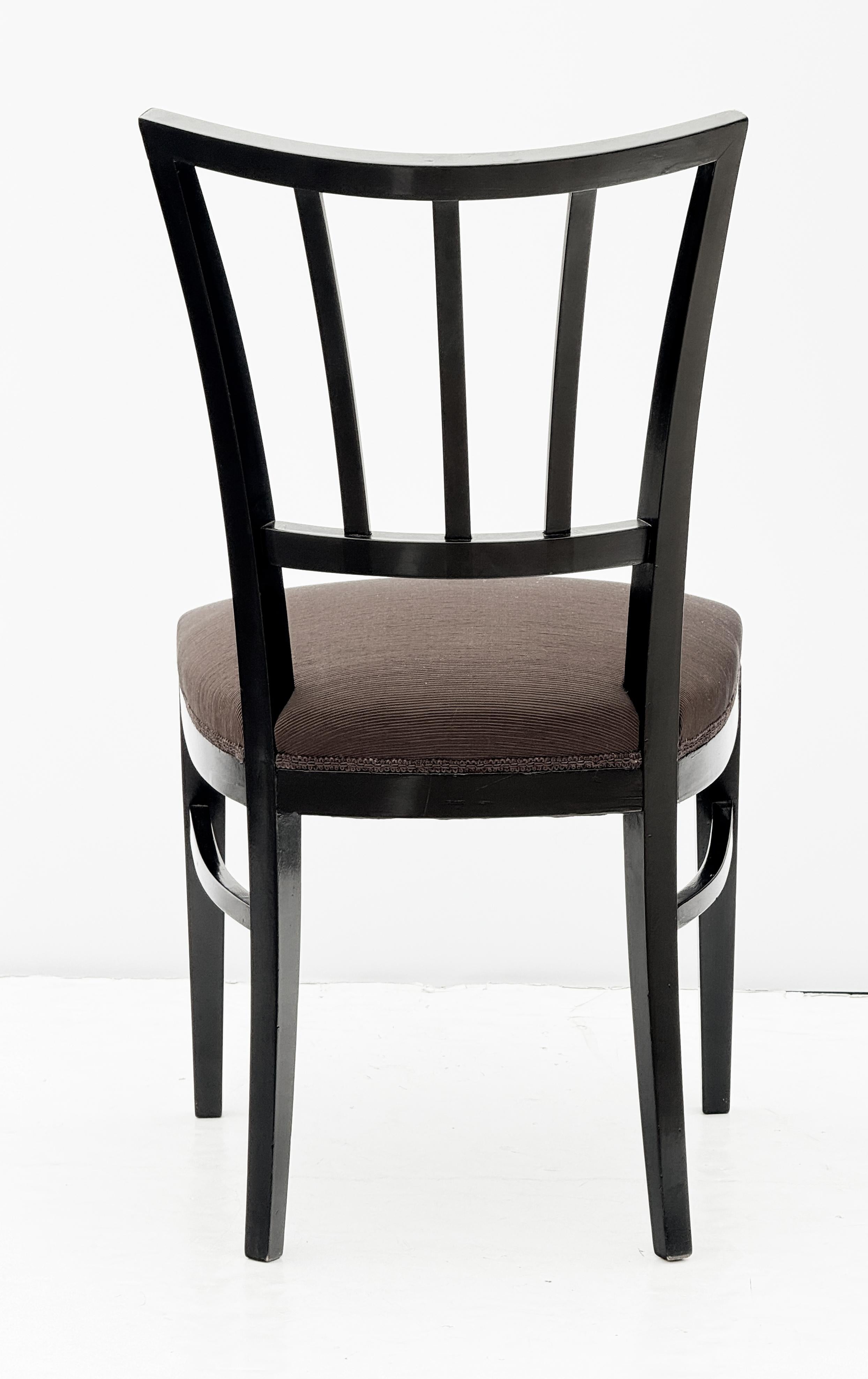 Ensemble de huit chaises de salle à manger modernes italiennes en Wood Wood noir et tissu Espresso en vente 11