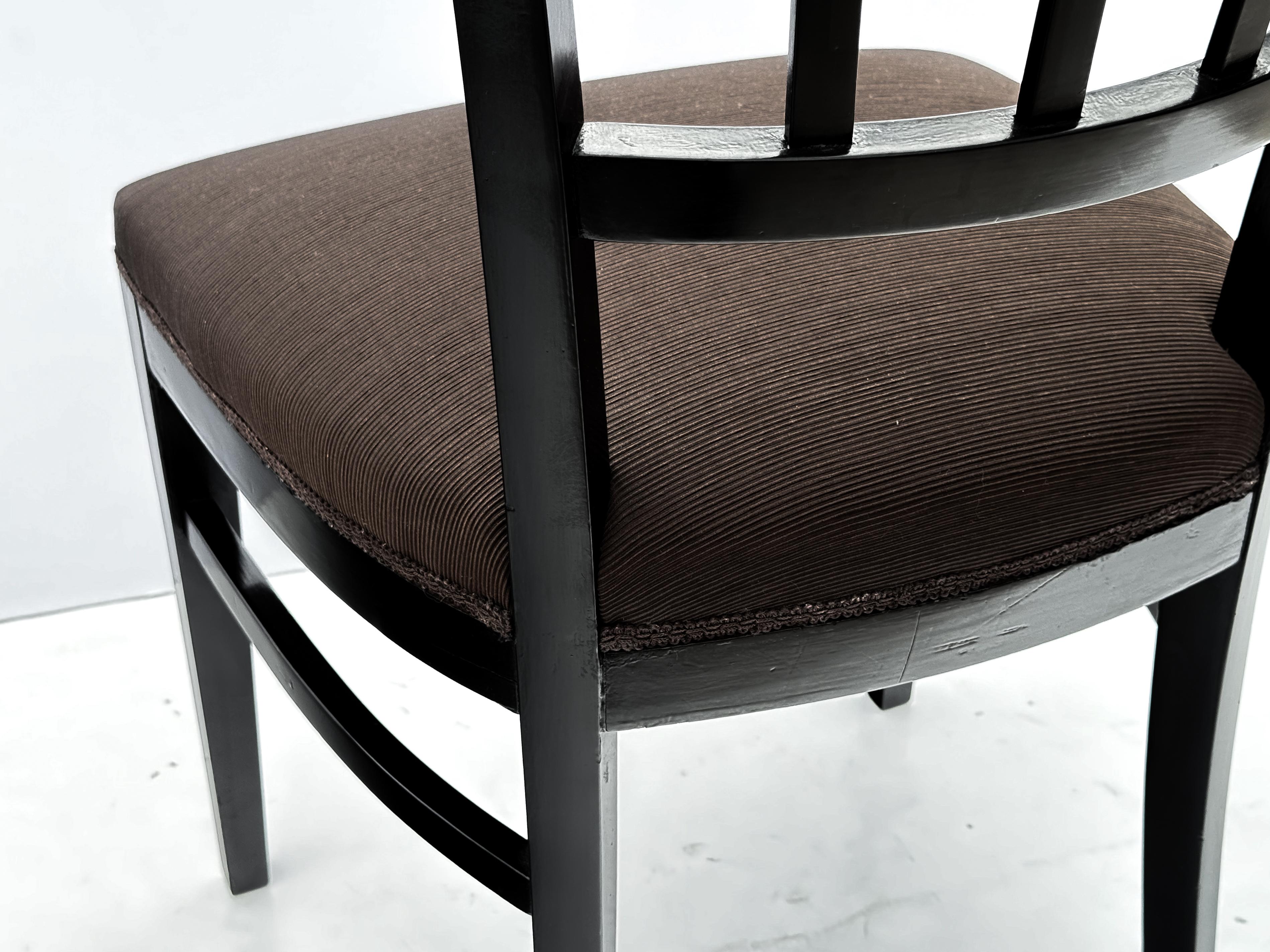 Ensemble de huit chaises de salle à manger modernes italiennes en Wood Wood noir et tissu Espresso en vente 12
