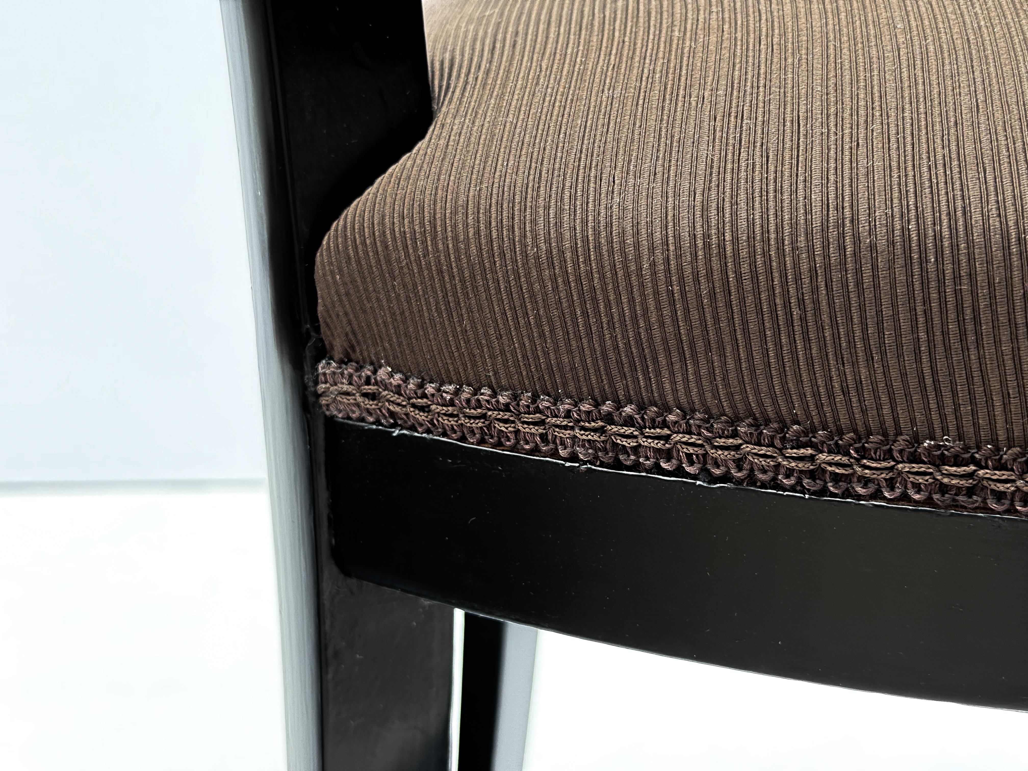 Ensemble de huit chaises de salle à manger modernes italiennes en Wood Wood noir et tissu Espresso en vente 13