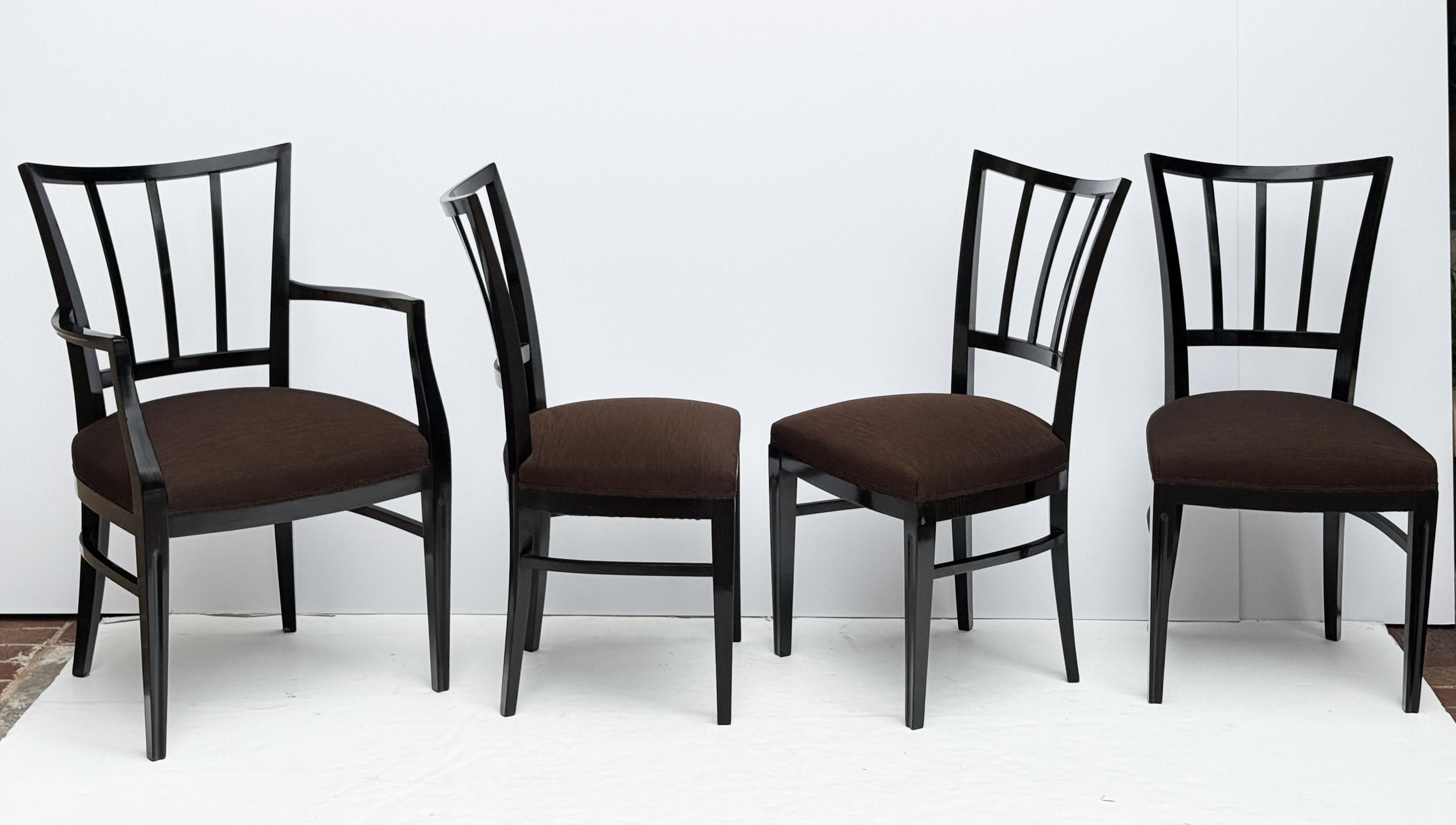 Ensemble de chaises de salle à manger modernistes en provenance d'Italie. Chaque chaise est dotée d'un cadre en bois laqué foncé, de pieds effilés et d'un revêtement en tissu expresso subtil, ce qui leur confère une apparence formelle et élégante.