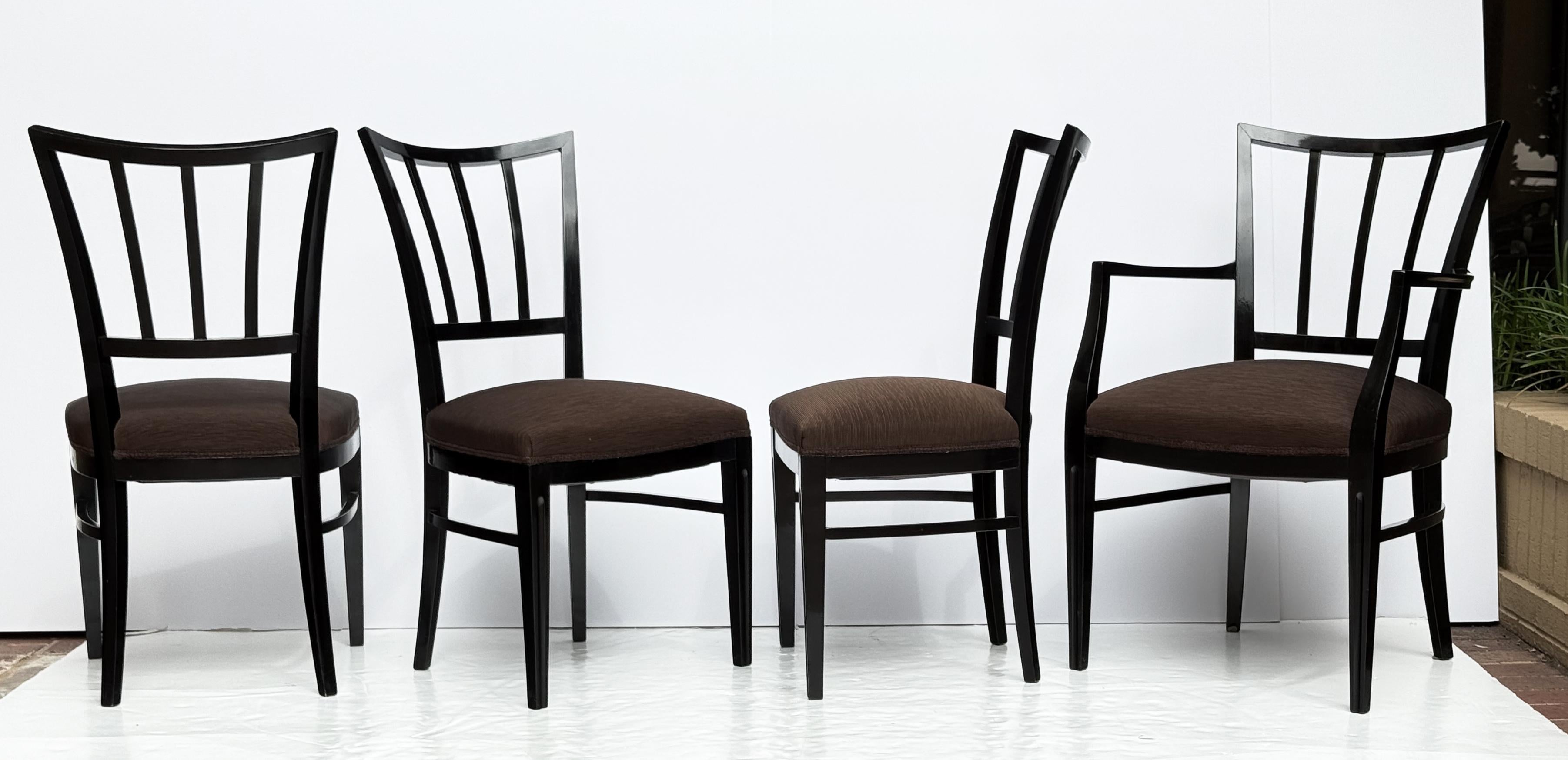 Moderne Ensemble de huit chaises de salle à manger modernes italiennes en Wood Wood noir et tissu Espresso en vente
